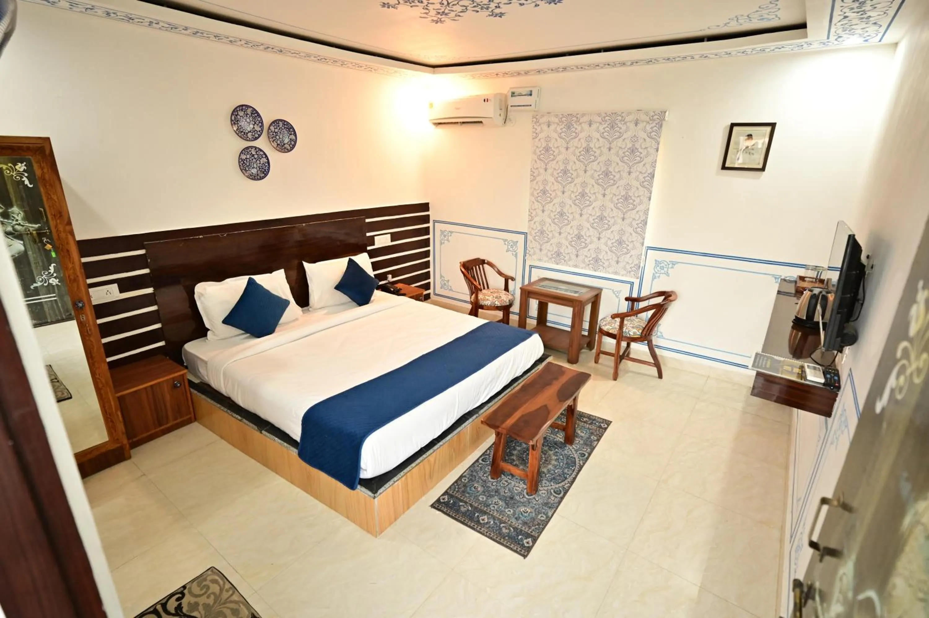 Bedroom, Bed in The castle crown - Hem Vilas Resort Ranthambhore
