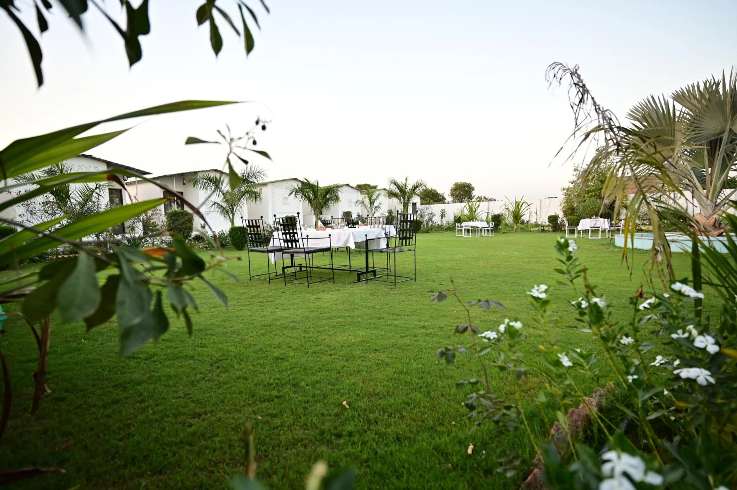 Garden in The castle crown - Hem Vilas Resort Ranthambhore