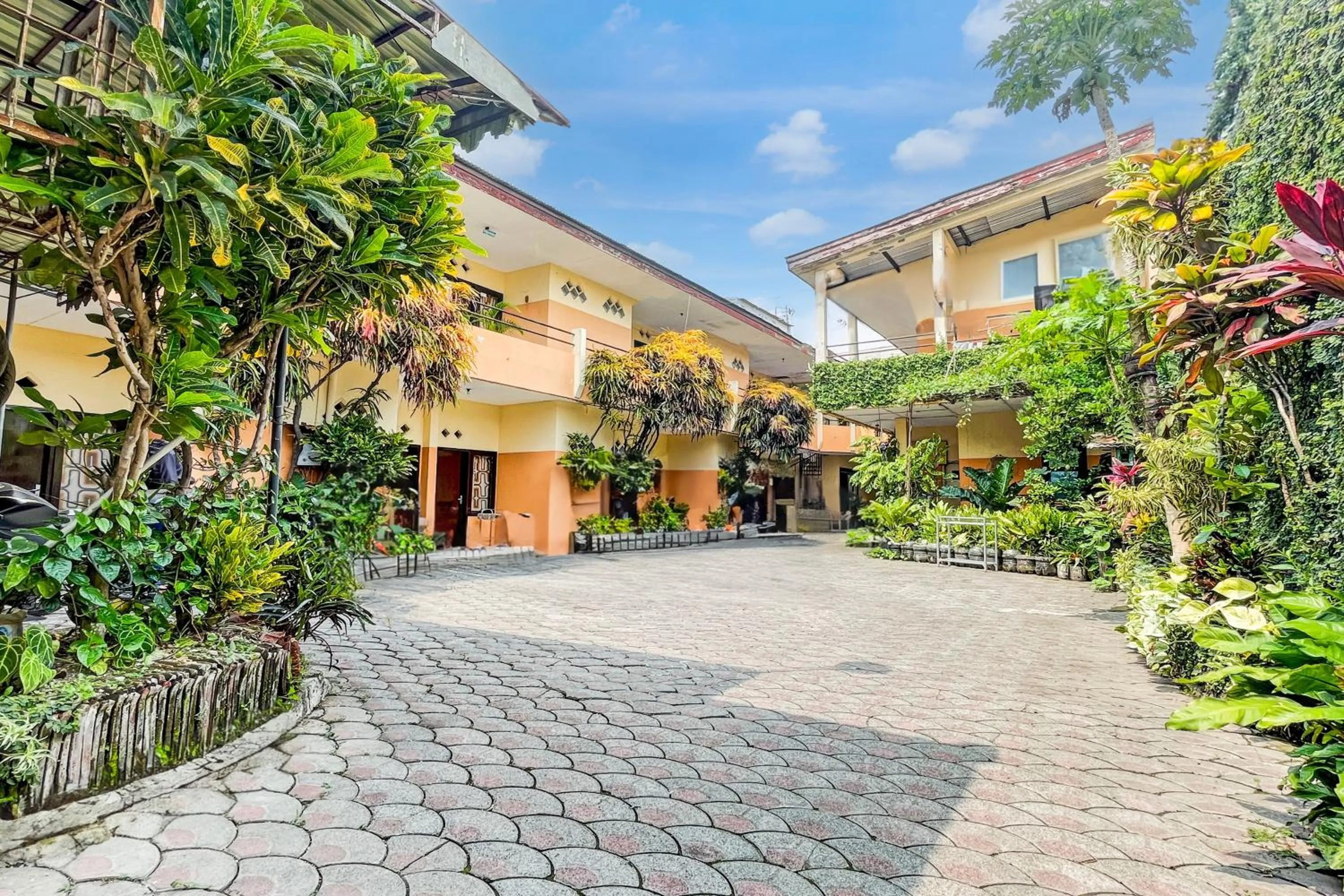 Facade/entrance in OYO Life 93398 Sudimoro Guest House Syariah