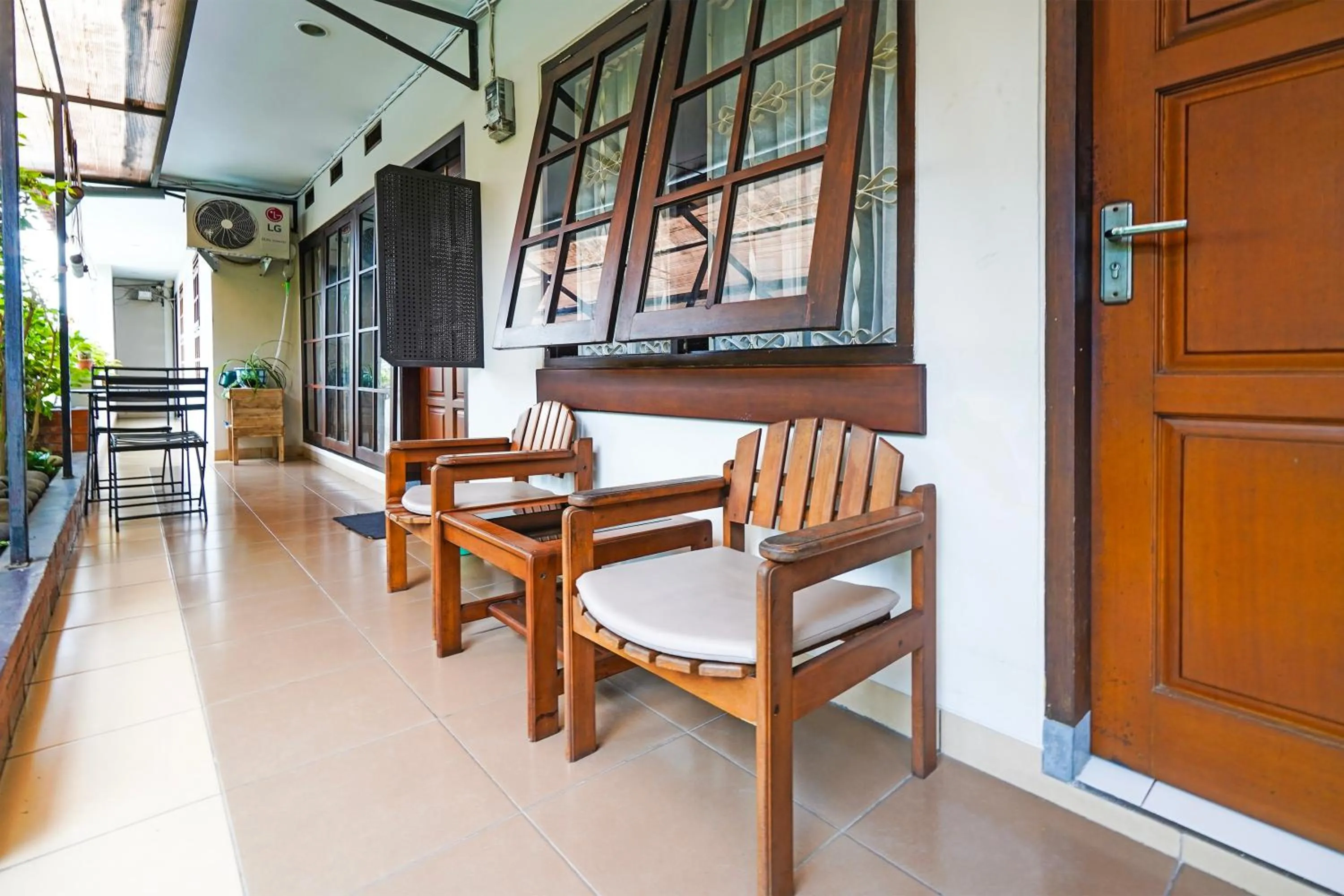 Lobby or reception in Hotel O Sukamulya Homestay