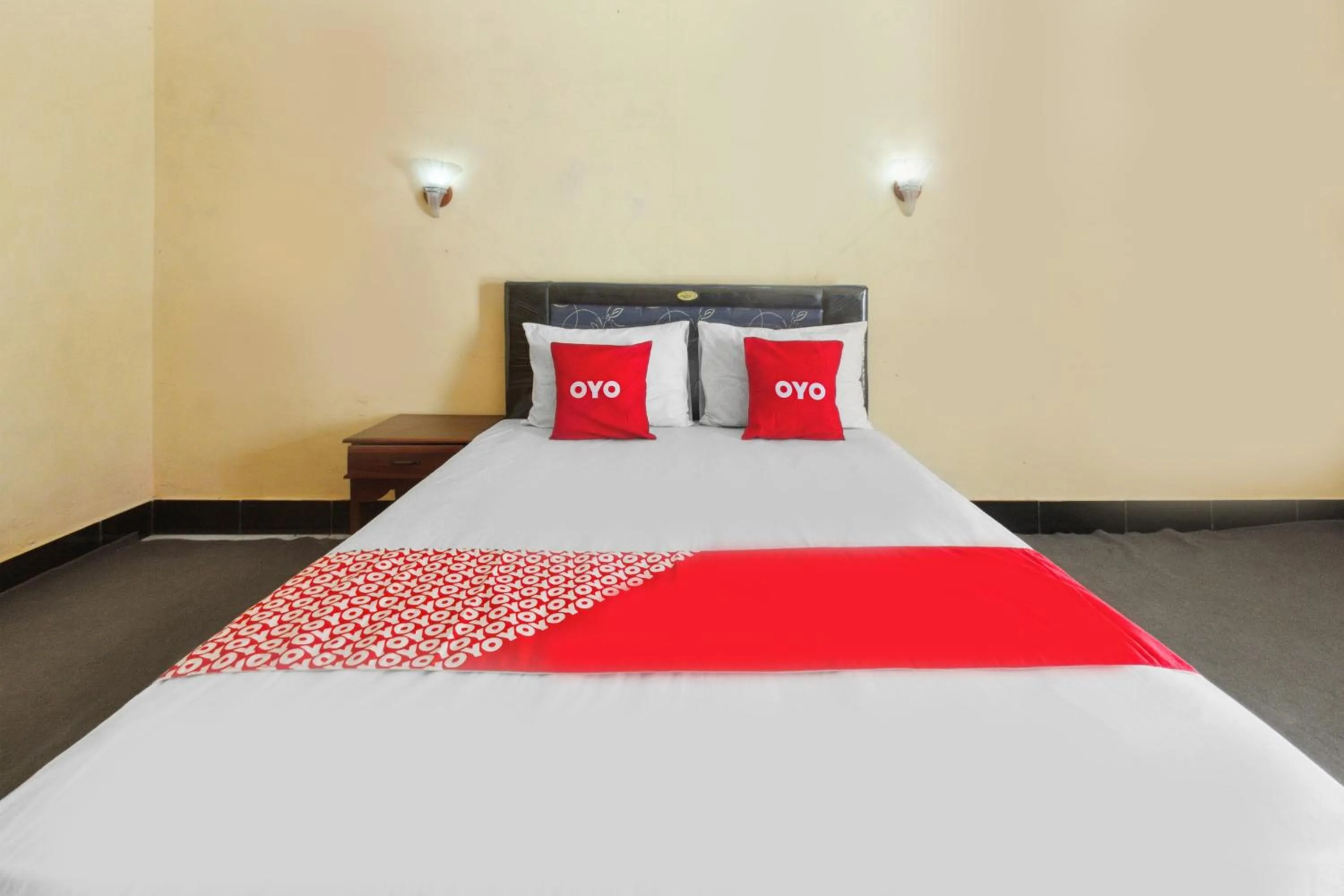 Bedroom, Bed in Capital O 93391 Golden Manggis Hotel Near SMKN 1 Lingsar