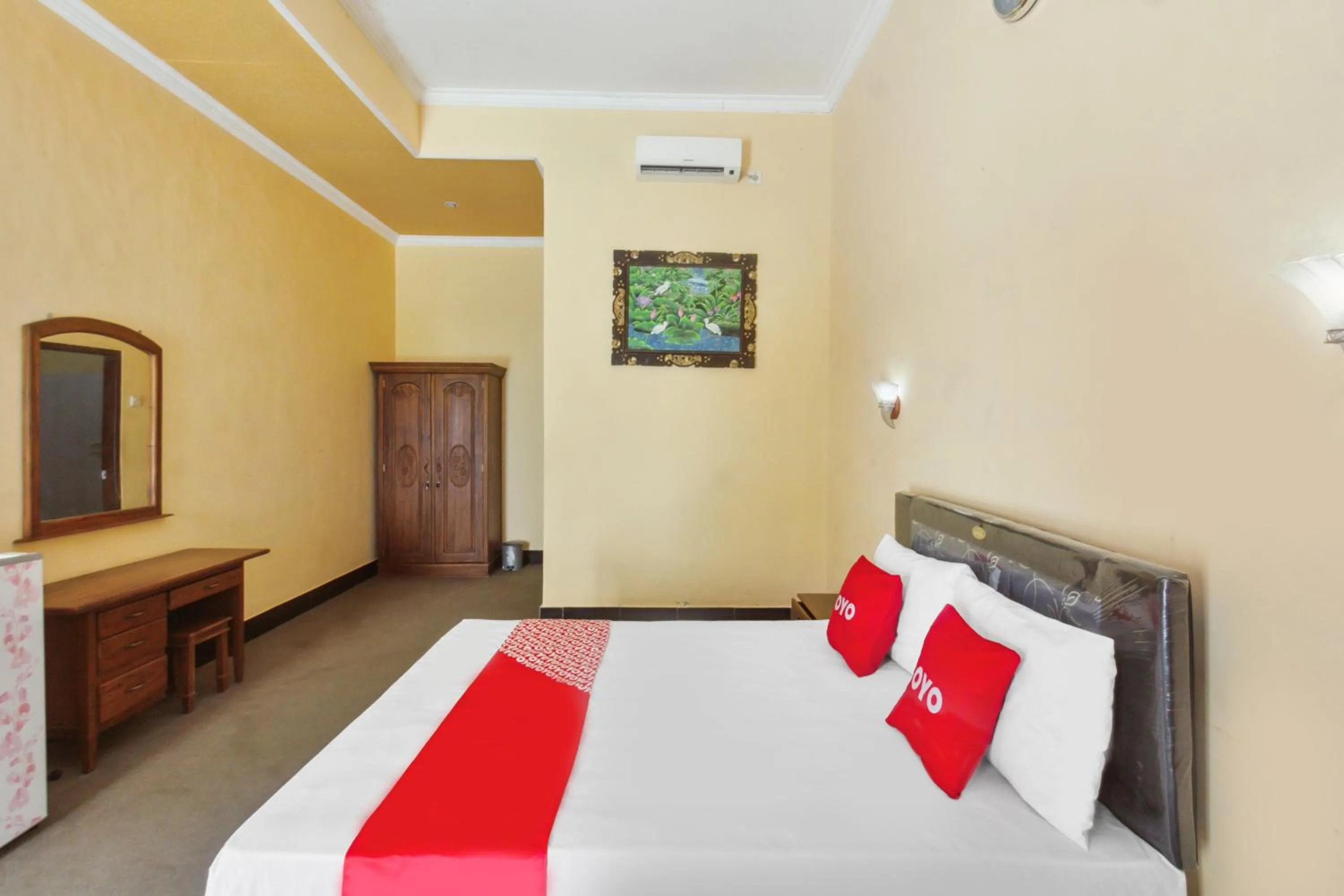 Bedroom, Bed in Capital O 93391 Golden Manggis Hotel Near SMKN 1 Lingsar