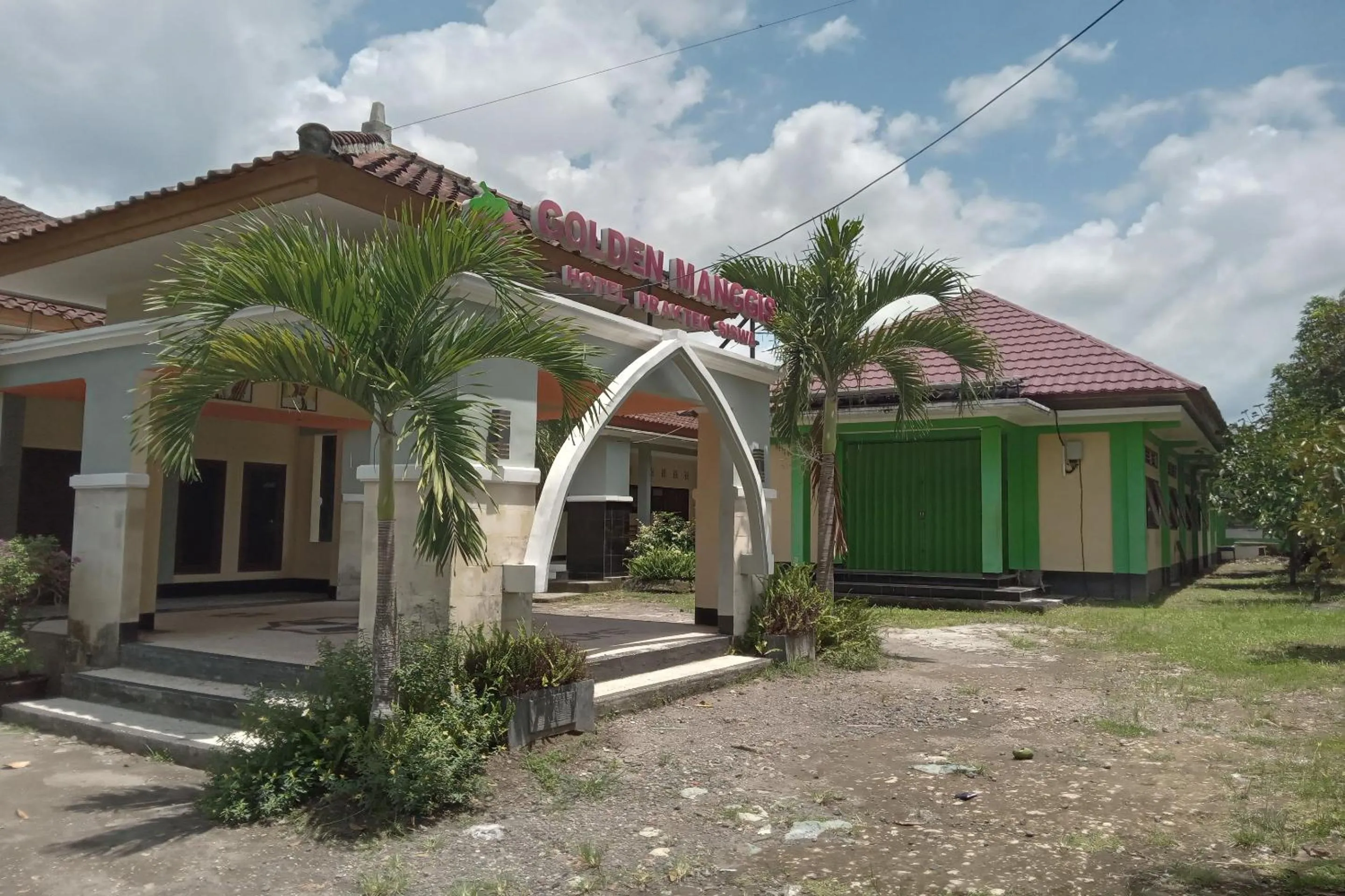 Capital O 93391 Golden Manggis Hotel Near SMKN 1 Lingsar