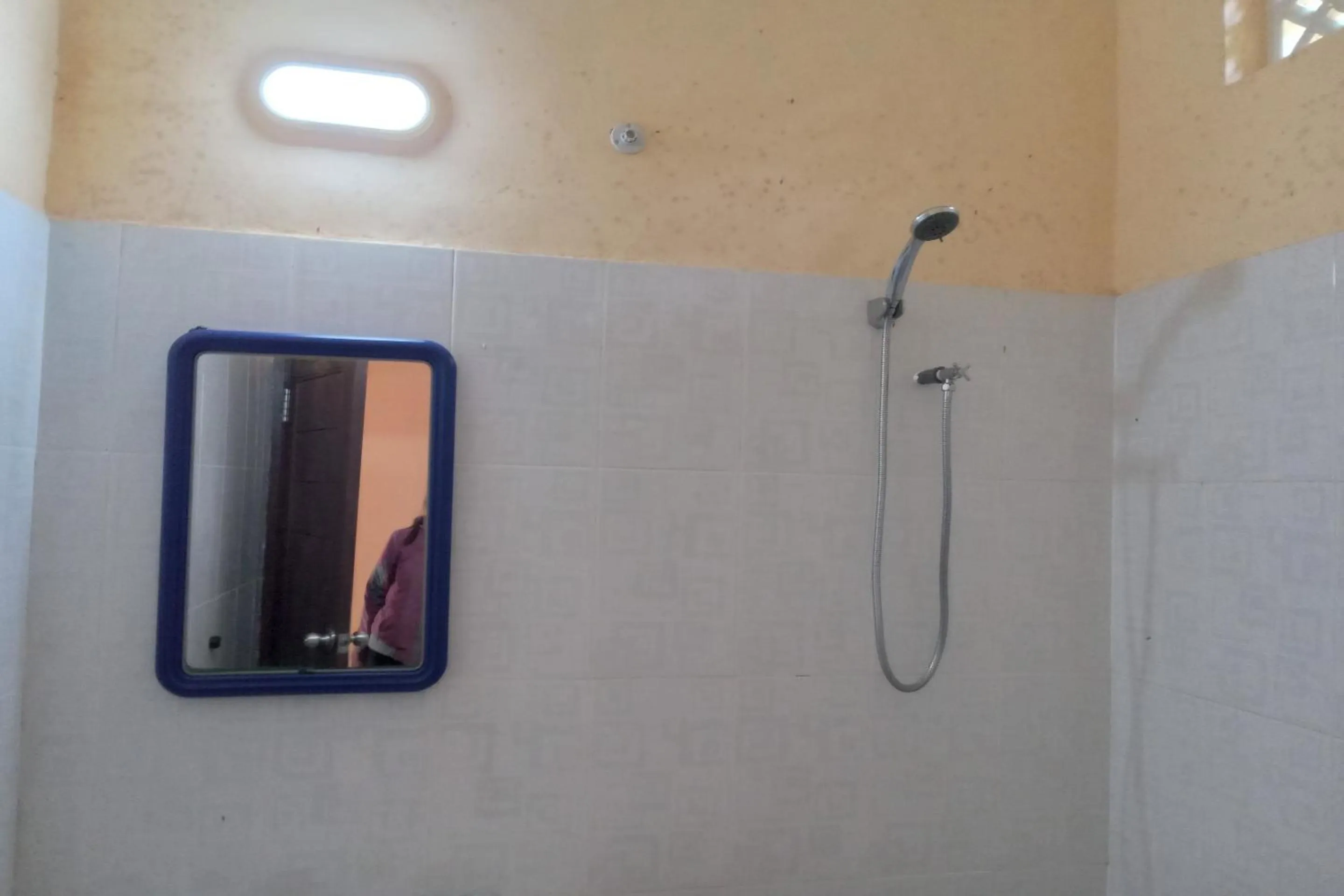 Bathroom in Capital O 93391 Golden Manggis Hotel Near SMKN 1 Lingsar