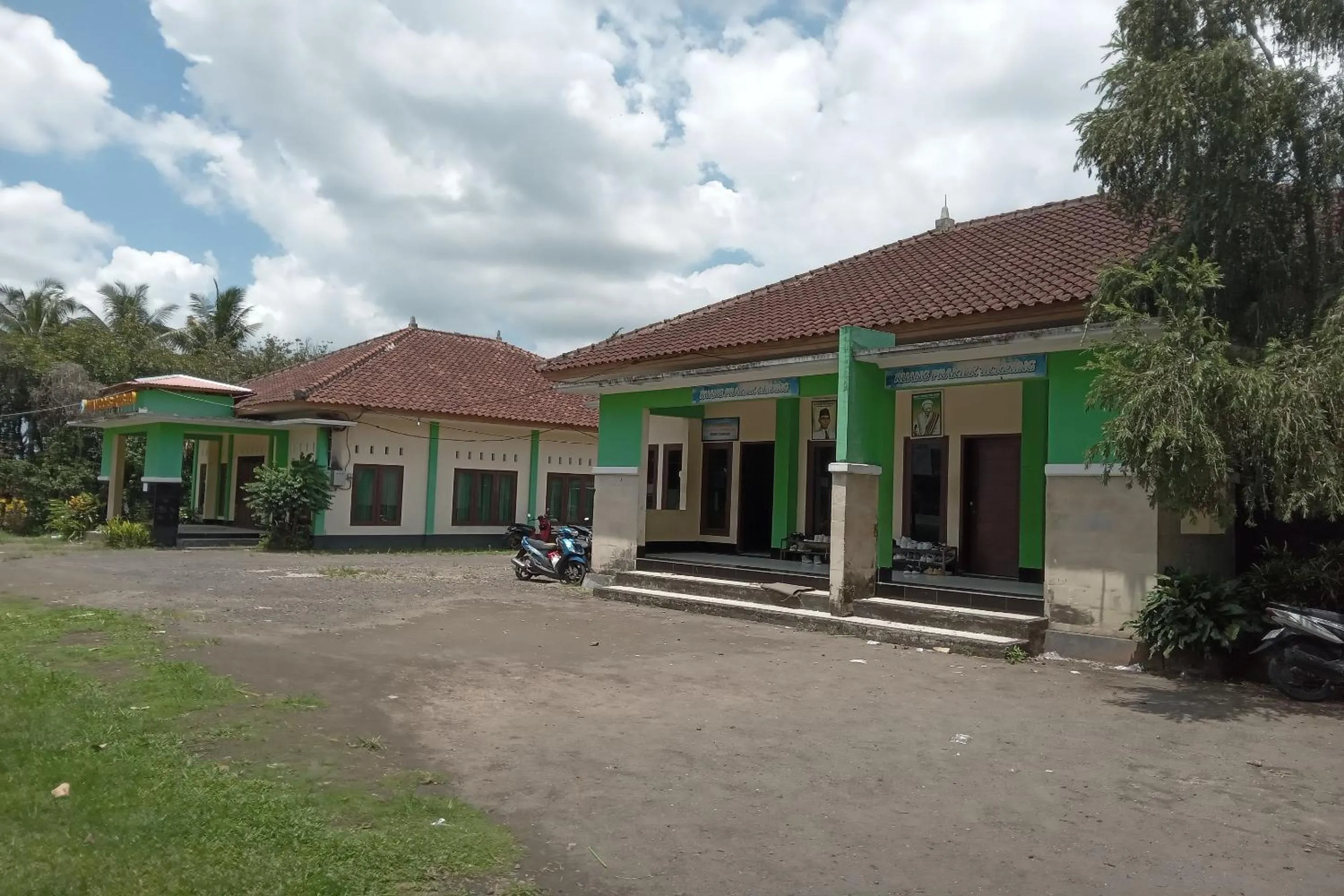 Facade/entrance in Capital O 93391 Golden Manggis Hotel Near SMKN 1 Lingsar
