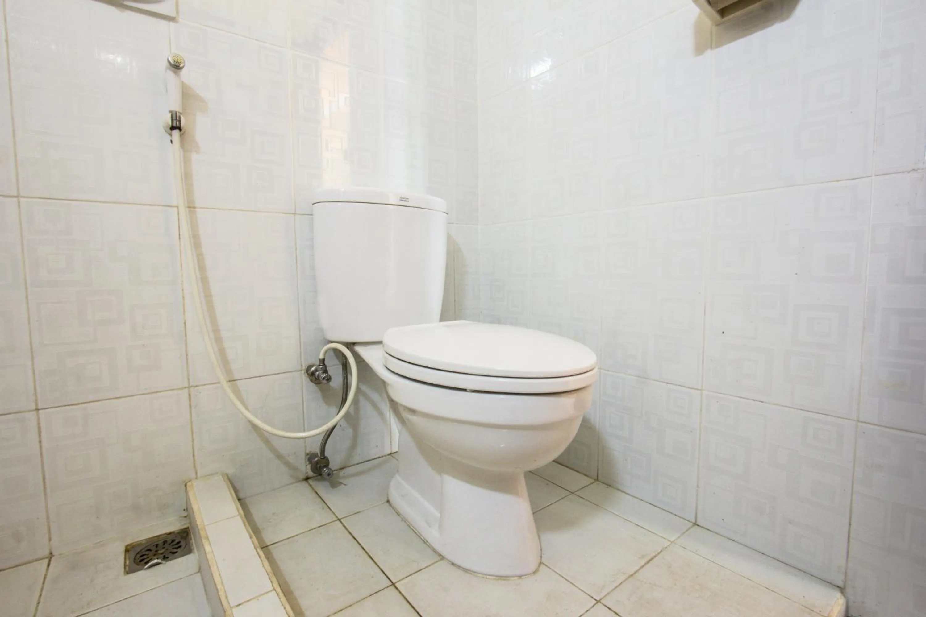 Bathroom in Capital O 93391 Golden Manggis Hotel Near SMKN 1 Lingsar