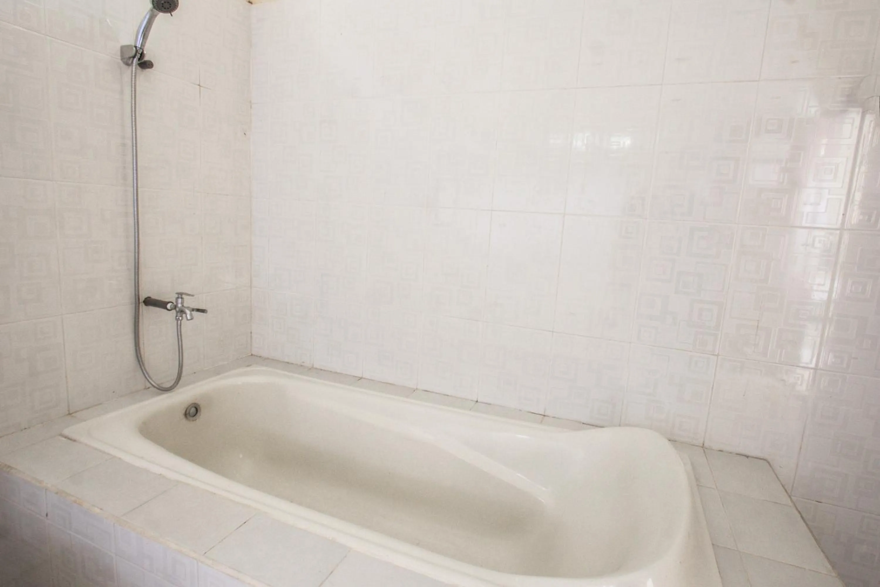 Bathroom in Capital O 93391 Golden Manggis Hotel Near SMKN 1 Lingsar