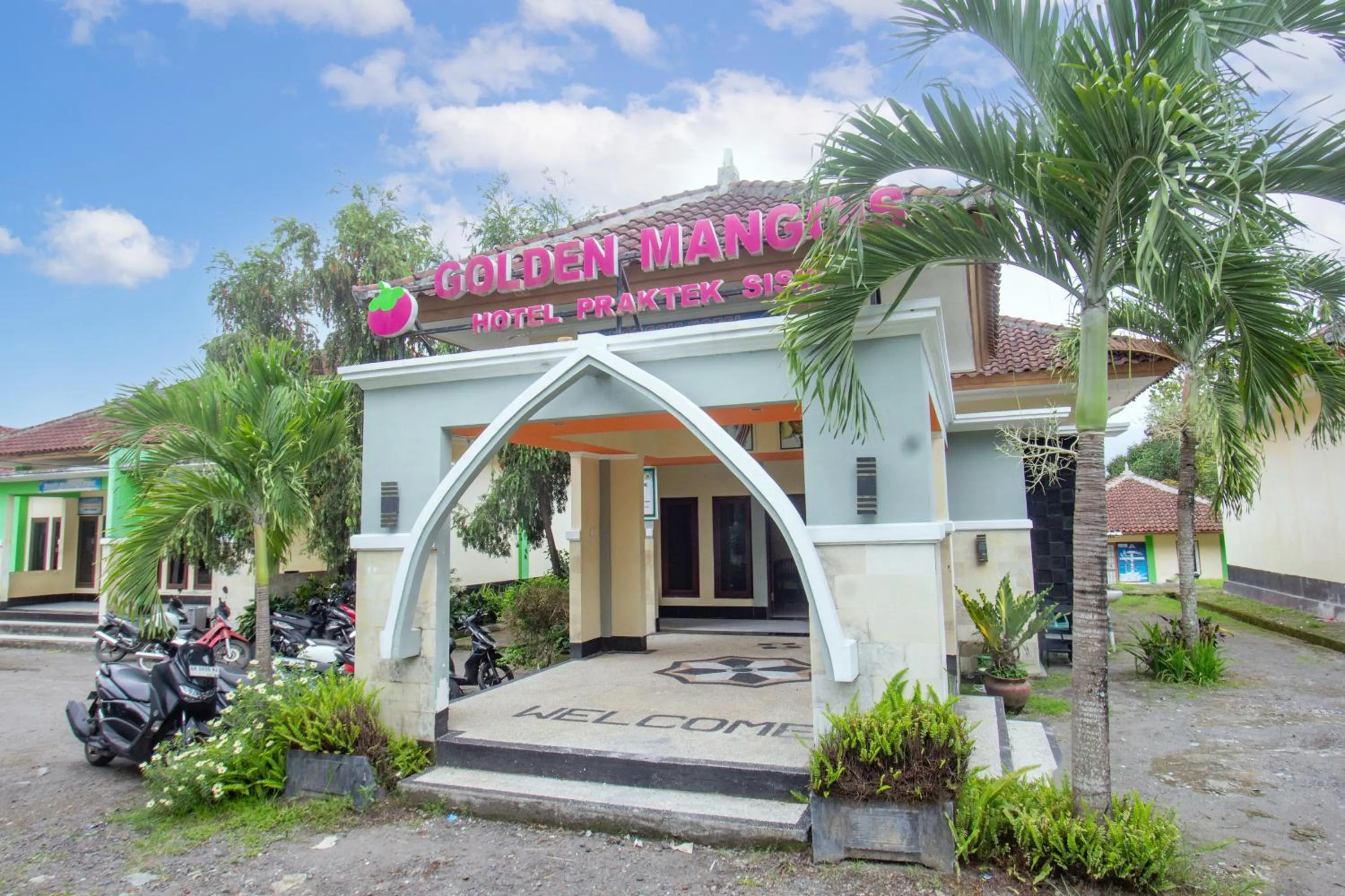 Facade/entrance in Capital O 93391 Golden Manggis Hotel Near SMKN 1 Lingsar