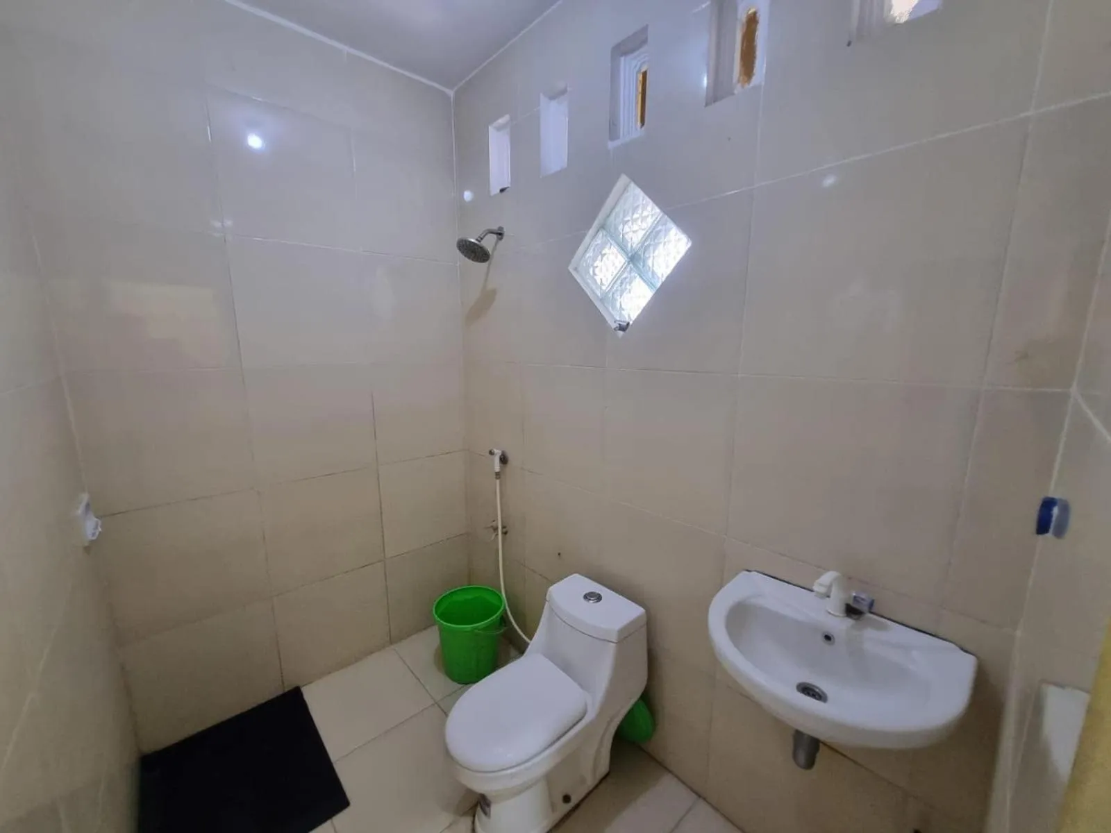 Bathroom in Hotel O New Asembagus 3