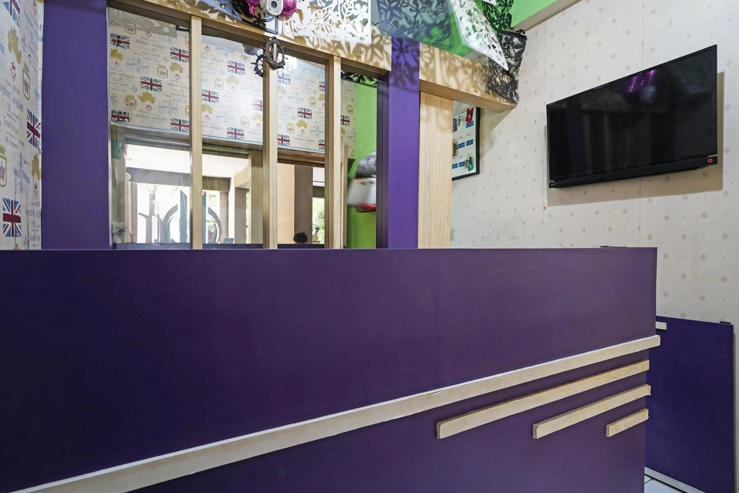 Lobby or reception in OYO 93365 Apartement Gateway By Sarana Cipta Mahakarya Ii