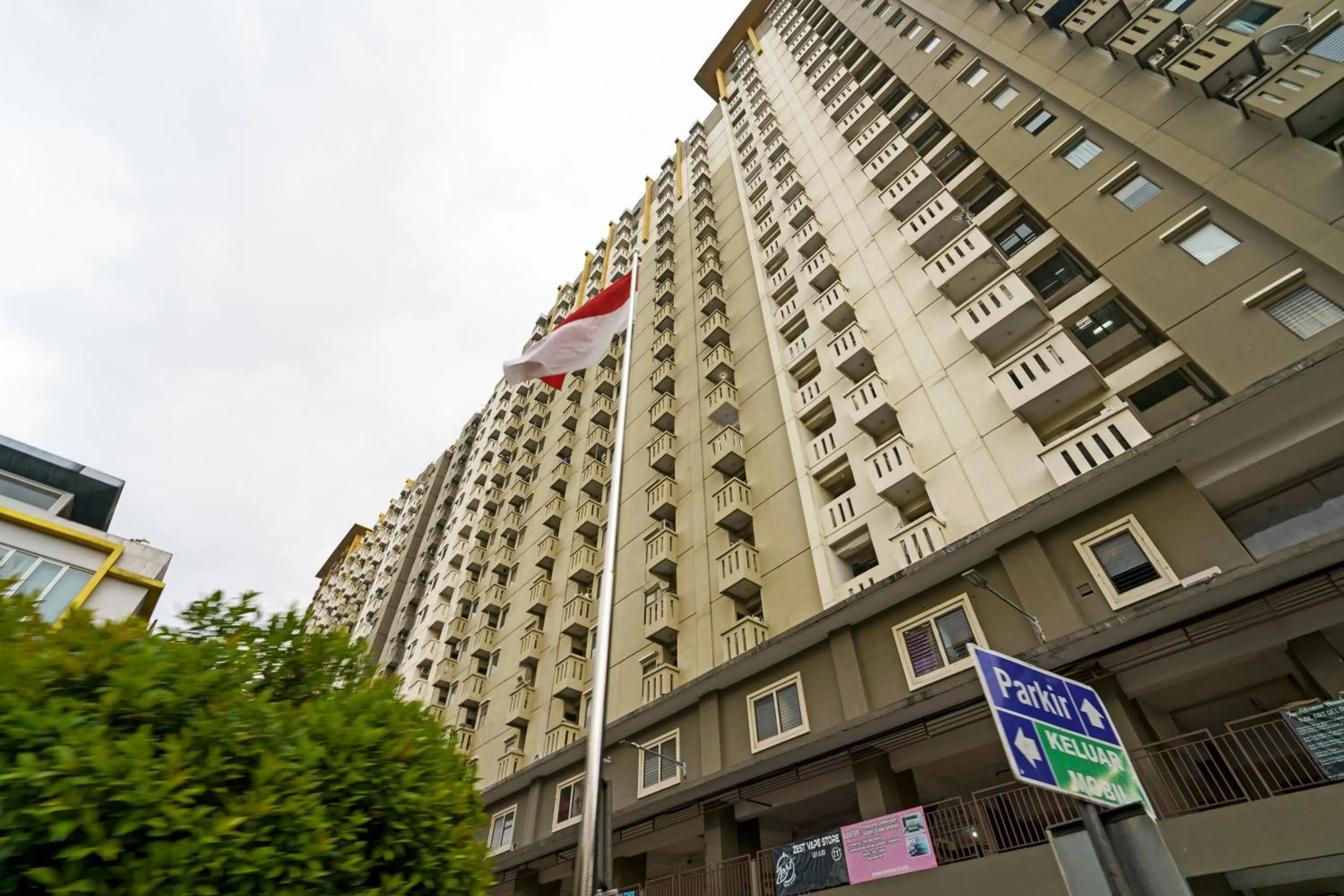 Facade/entrance in OYO 93365 Apartement Gateway By Sarana Cipta Mahakarya Ii
