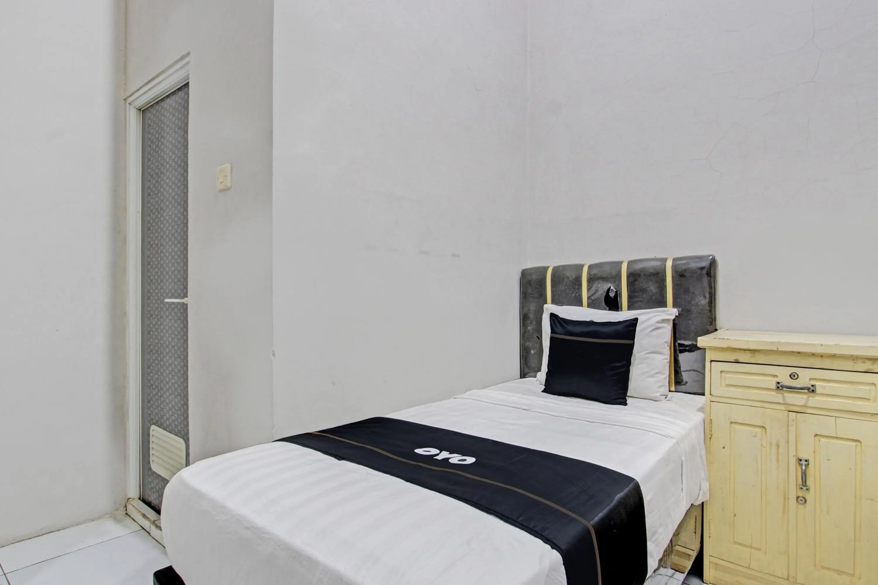 Bedroom, Bed in Capital O 93361 Dynasty Inn Syariah