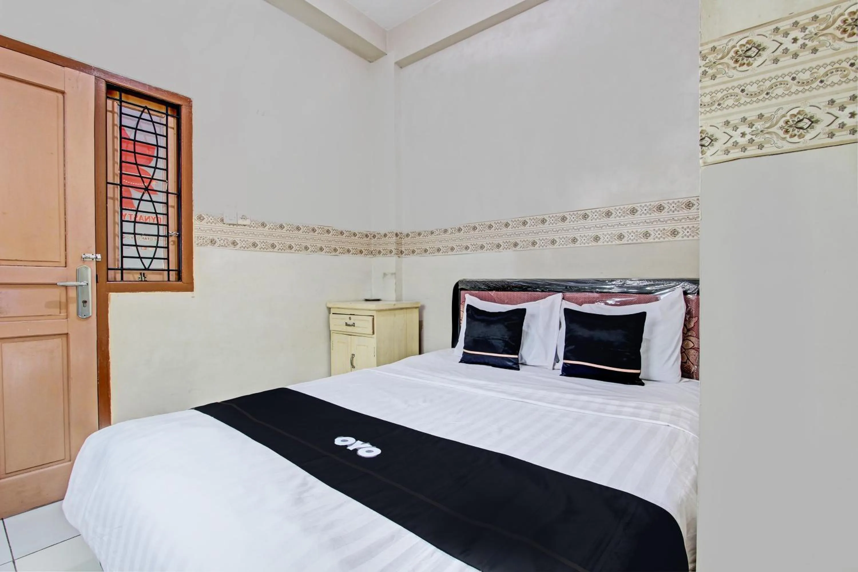 Bedroom, Bed in Capital O 93361 Dynasty Inn Syariah