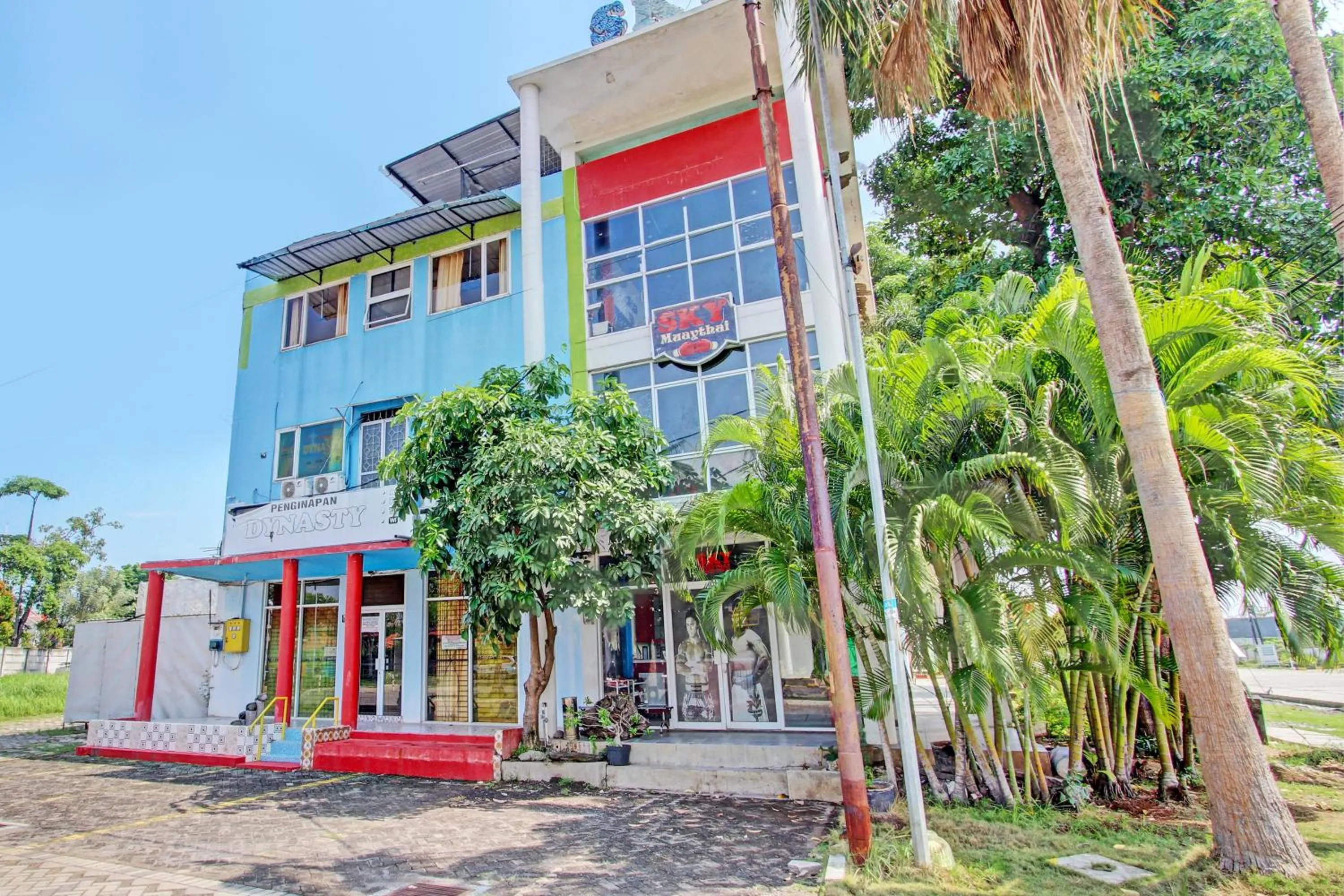 Facade/entrance in Capital O 93361 Dynasty Inn Syariah