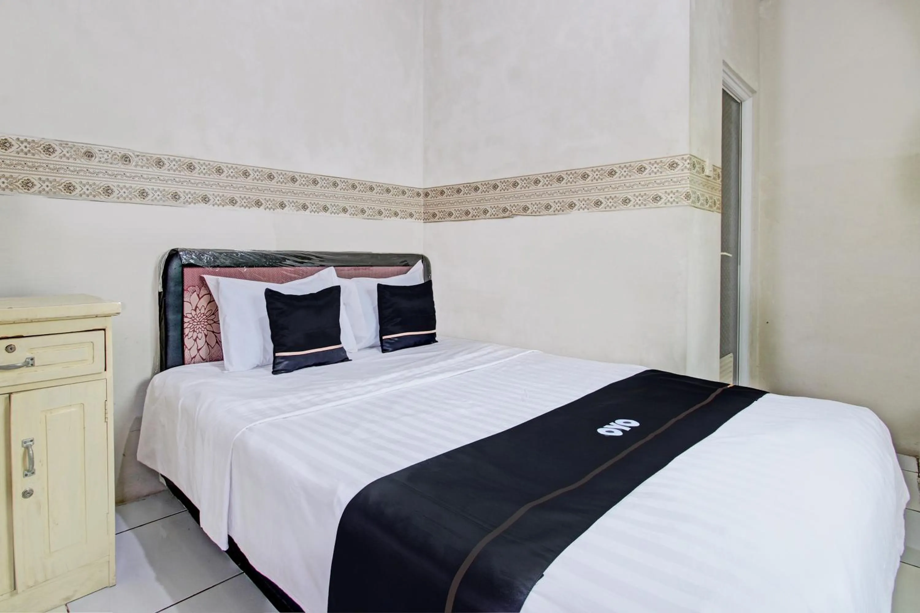 Bedroom, Bed in Capital O 93361 Dynasty Inn Syariah