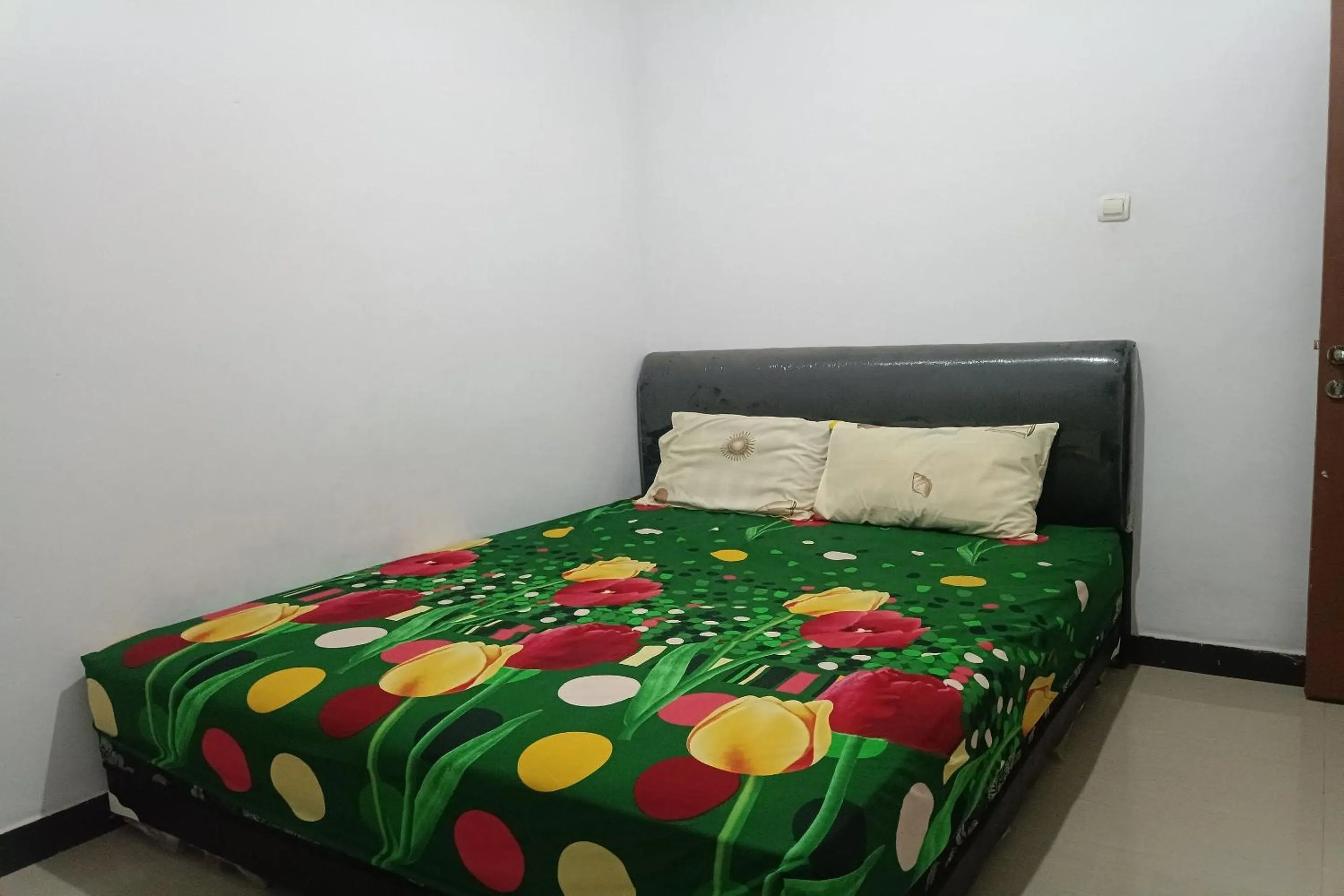 Bedroom, Bed in Hotel O Penginapan Annisya Near SMA Negeri 2 Mataram