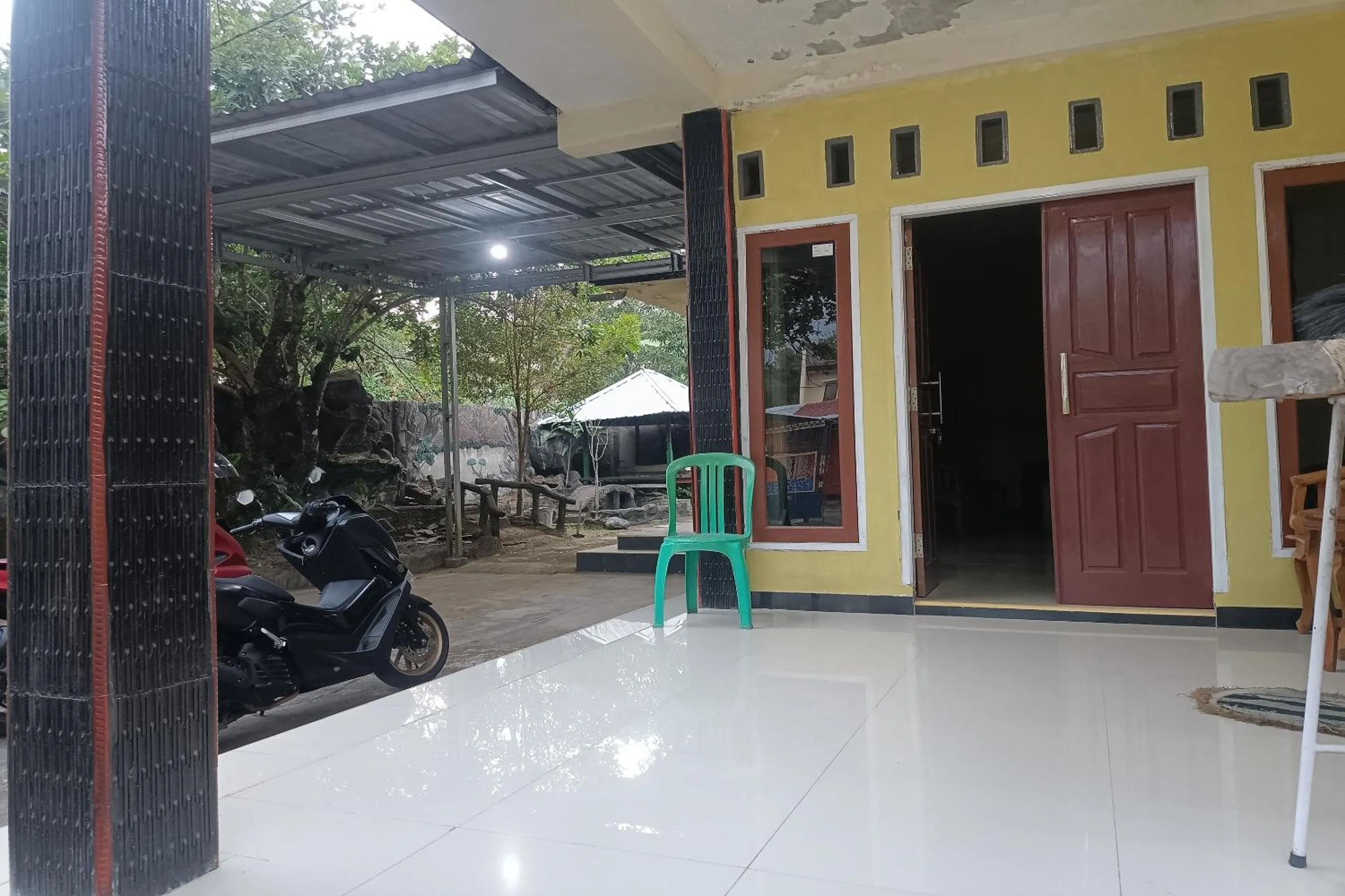 Facade/entrance in Hotel O Penginapan Annisya Near SMA Negeri 2 Mataram