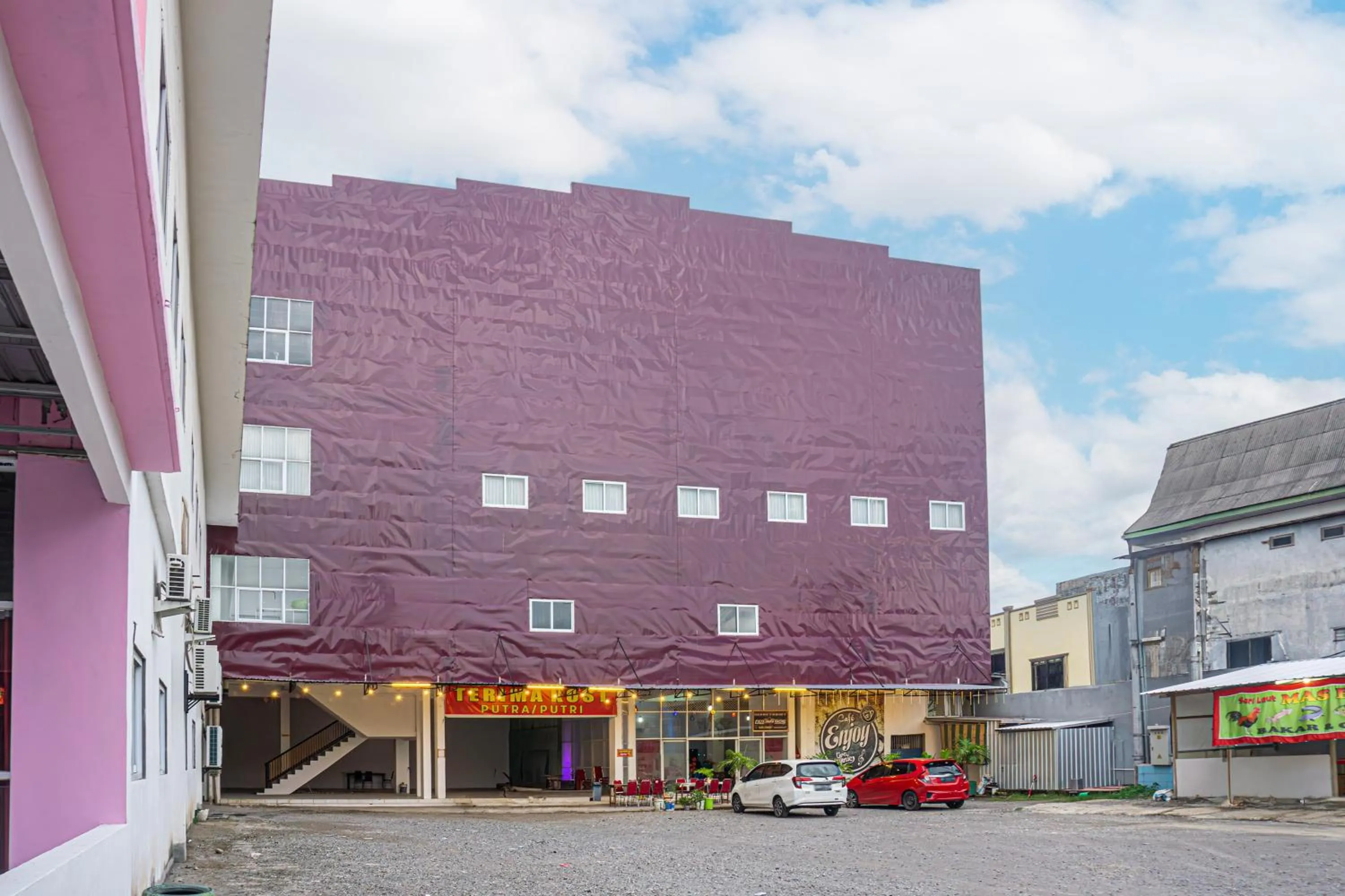 Facade/entrance in Hotel O Enjoy Homestay & Cafe