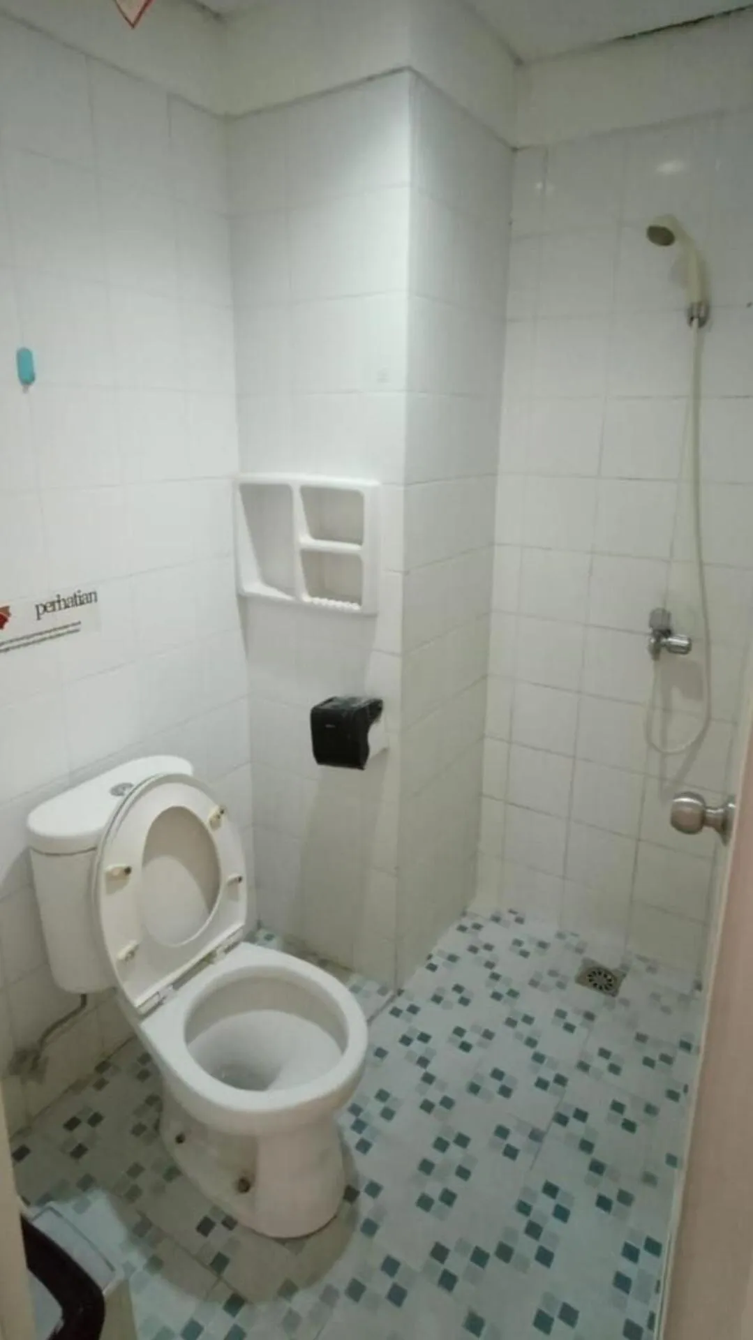 Bathroom in OYO Life 93383 Wisma Kencana Puteri