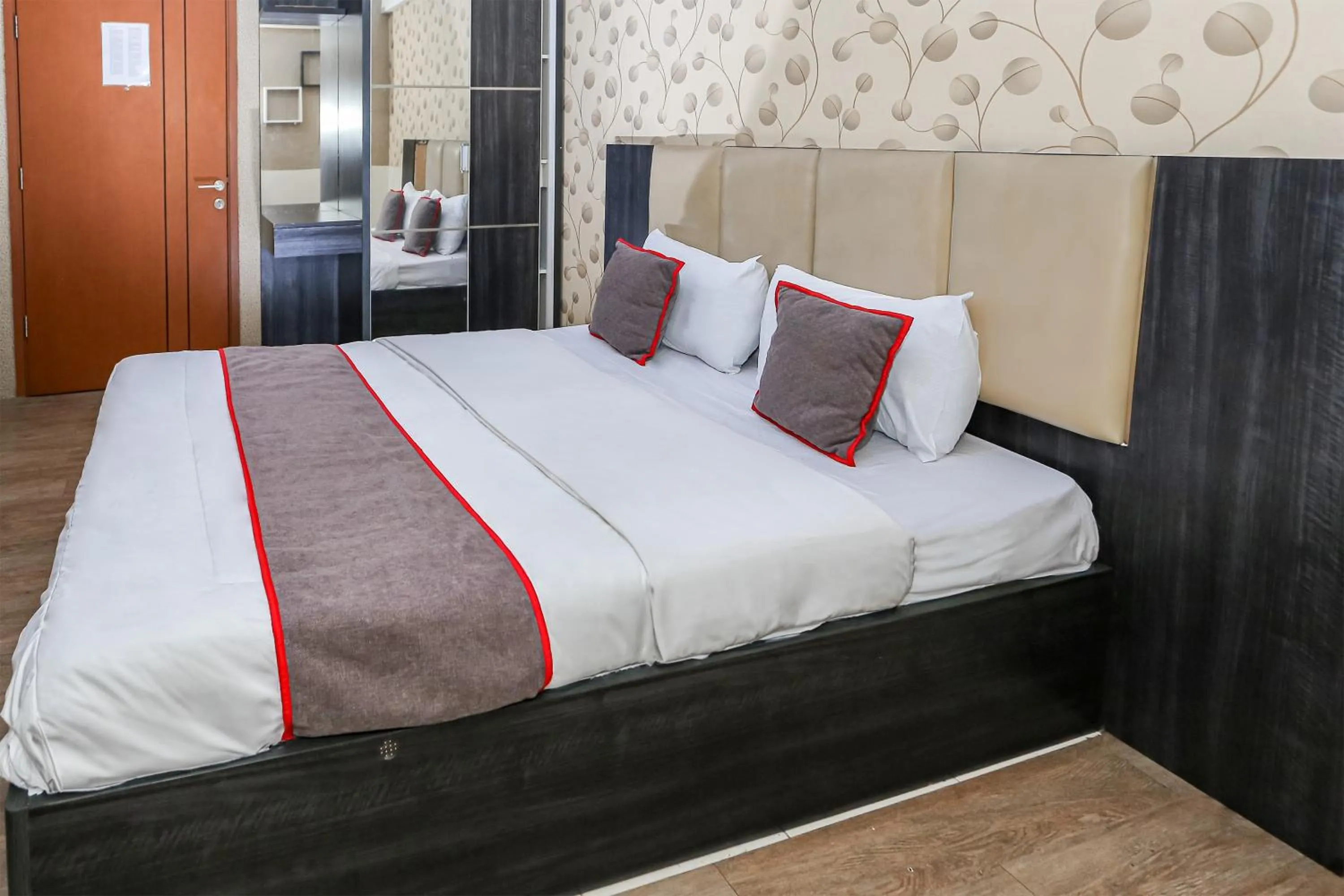 Bedroom in Capital O 93372 Aurora Residence