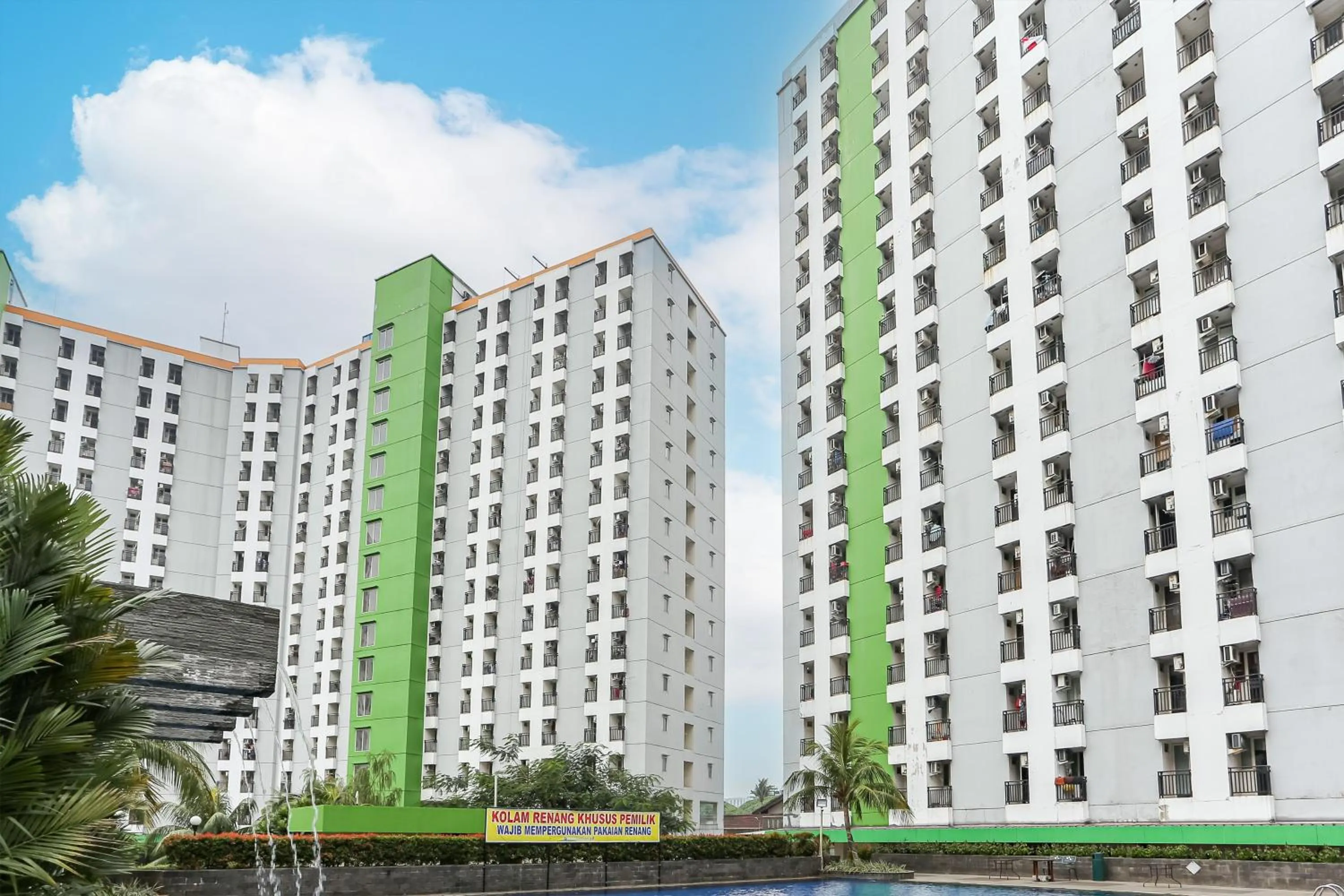 Facade/entrance in Capital O 93372 Aurora Residence