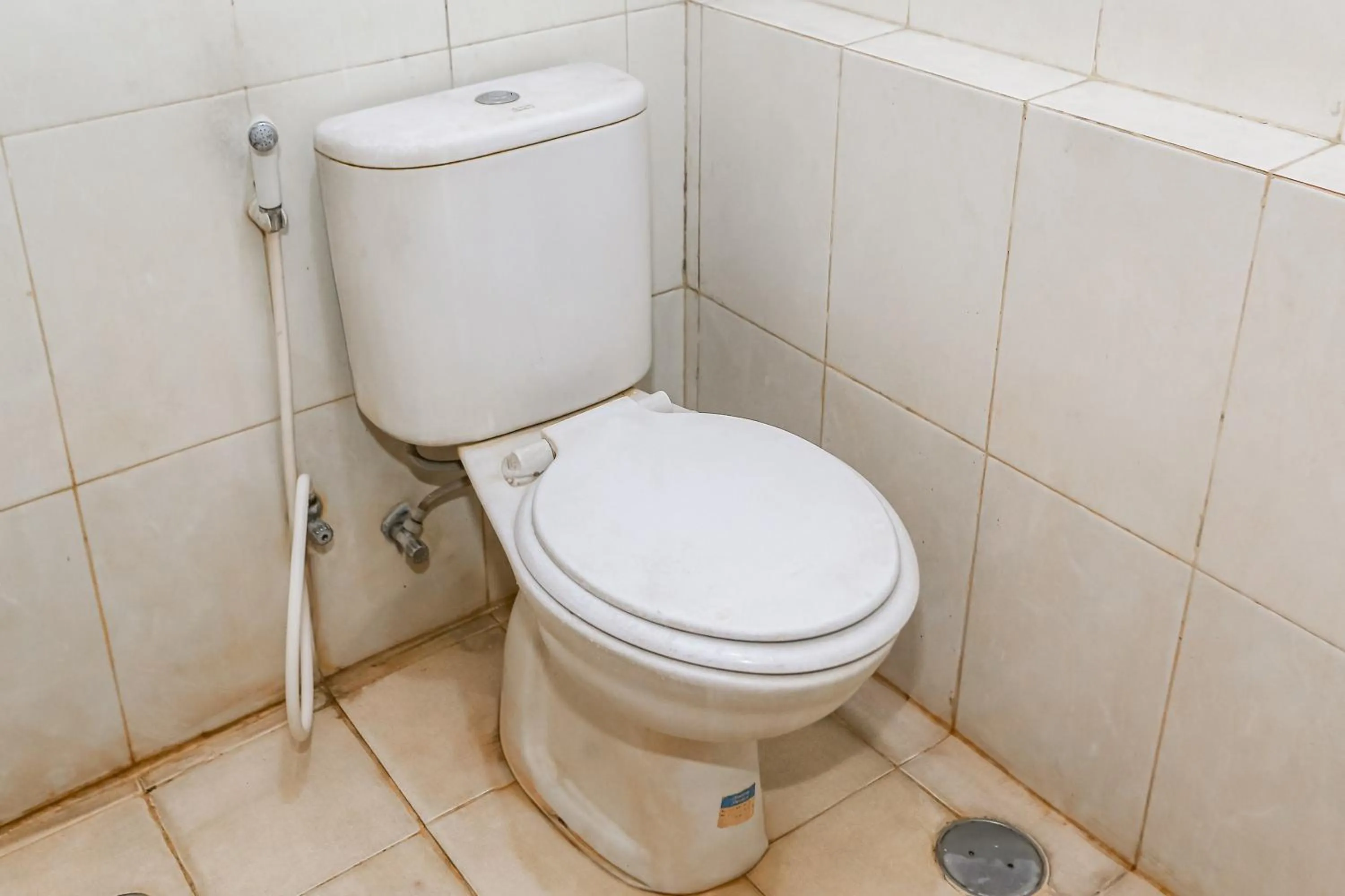 Bathroom in Capital O 93372 Aurora Residence