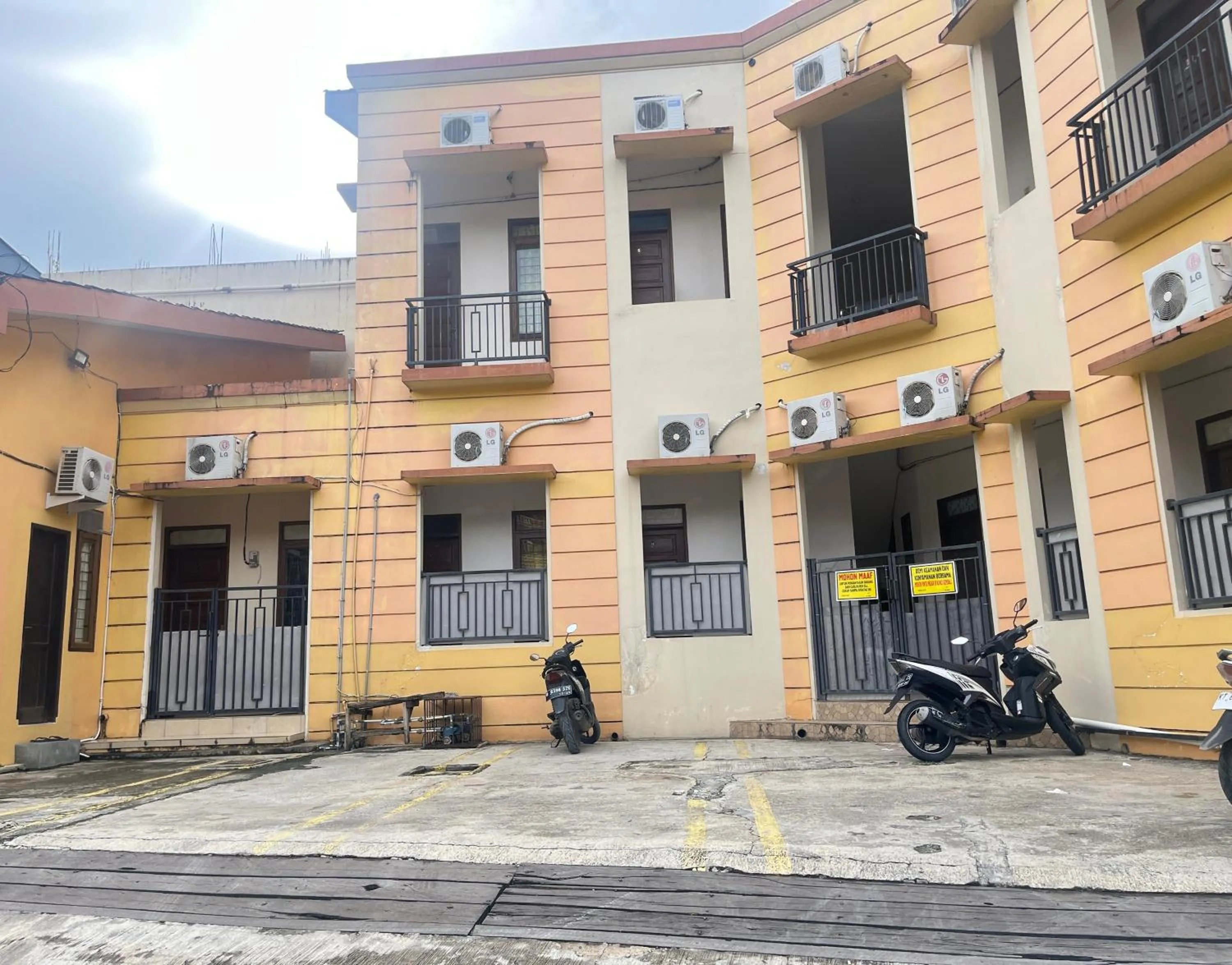 Facade/entrance in Hotel O Penginapan Mangkoe Barokah