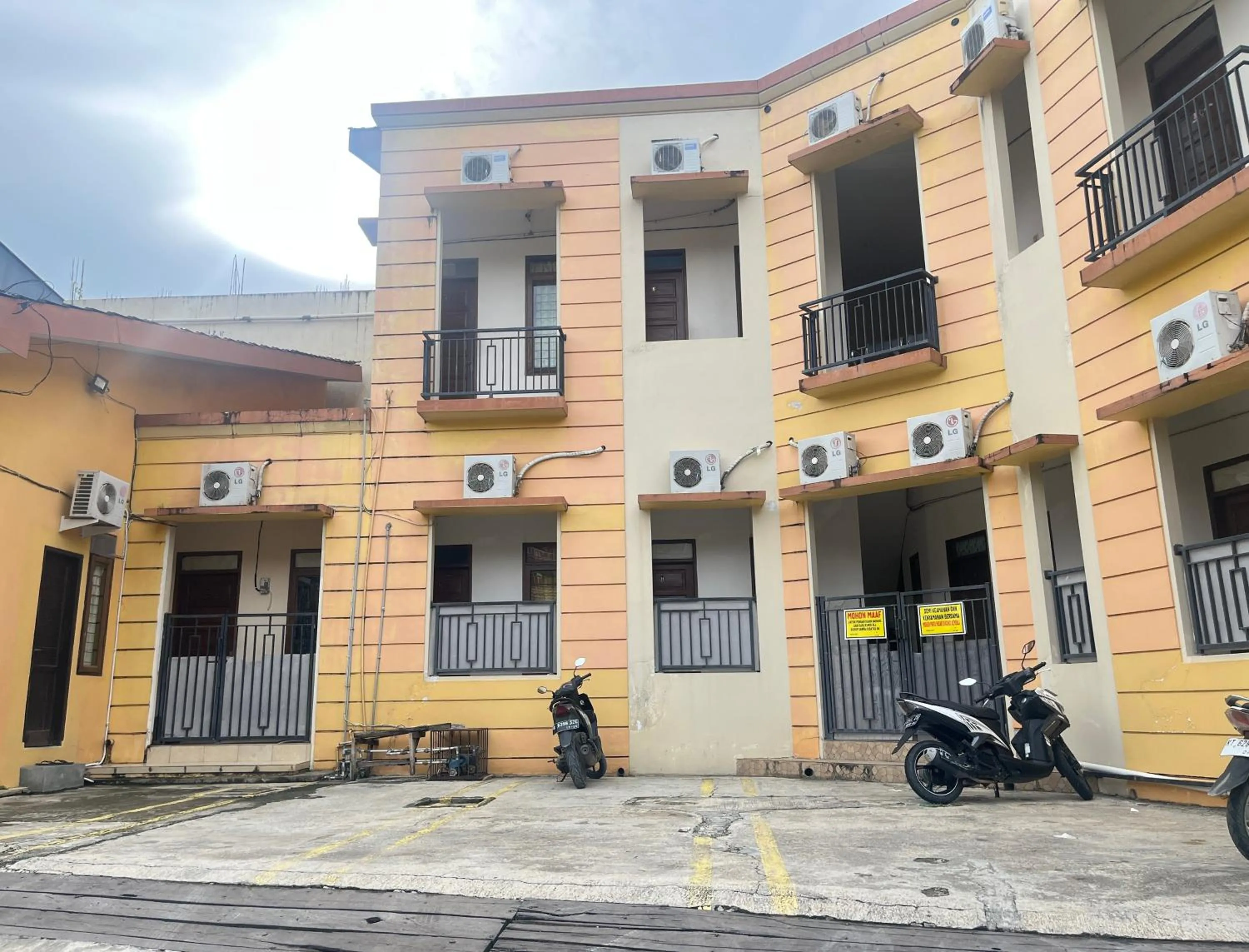 Facade/entrance in Hotel O Penginapan Mangkoe Barokah
