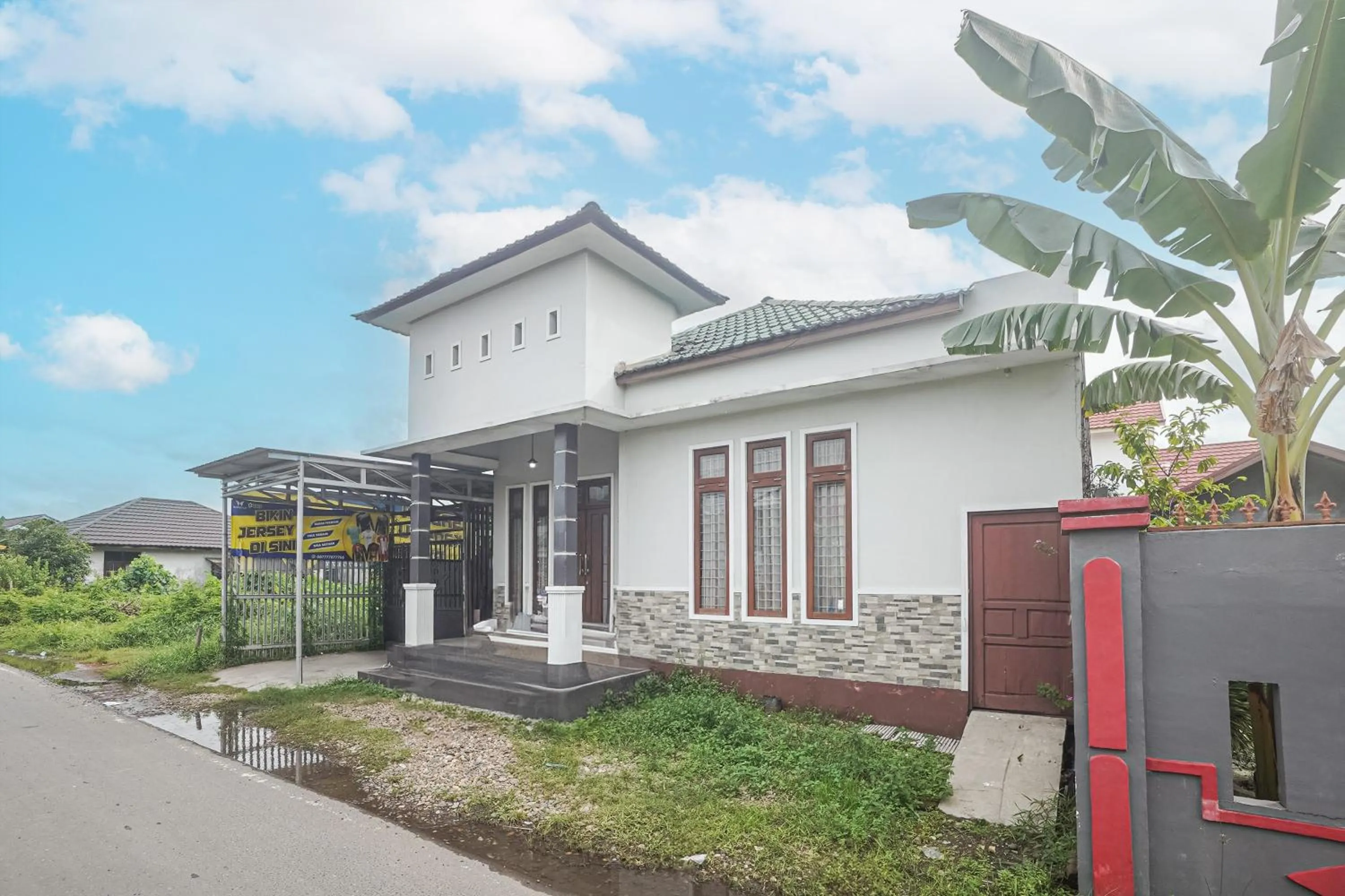 Facade/entrance in Hotel O Pondok Tawing Rumbih