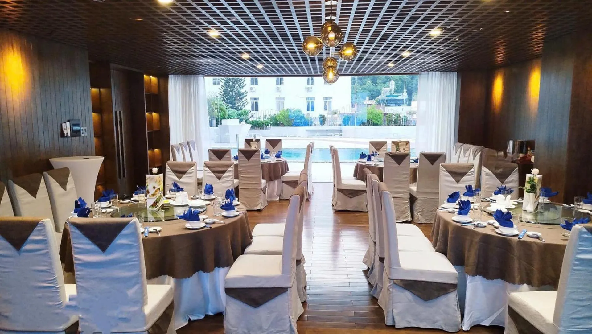 Restaurant/places to eat in Petro Hotel