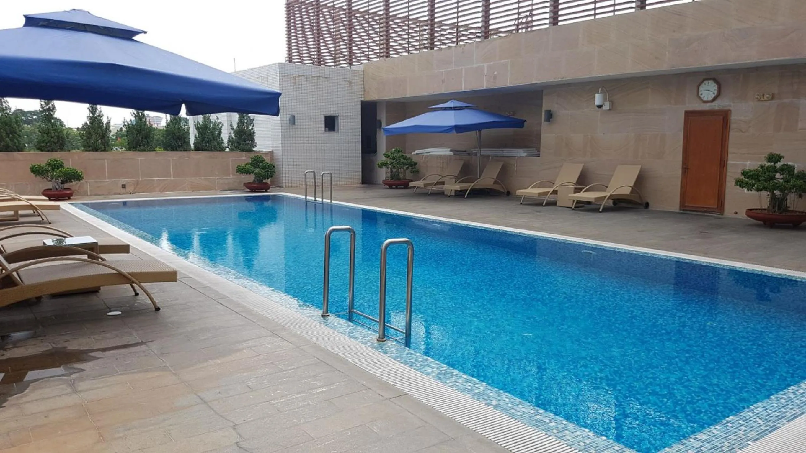 Swimming pool in Petro Hotel