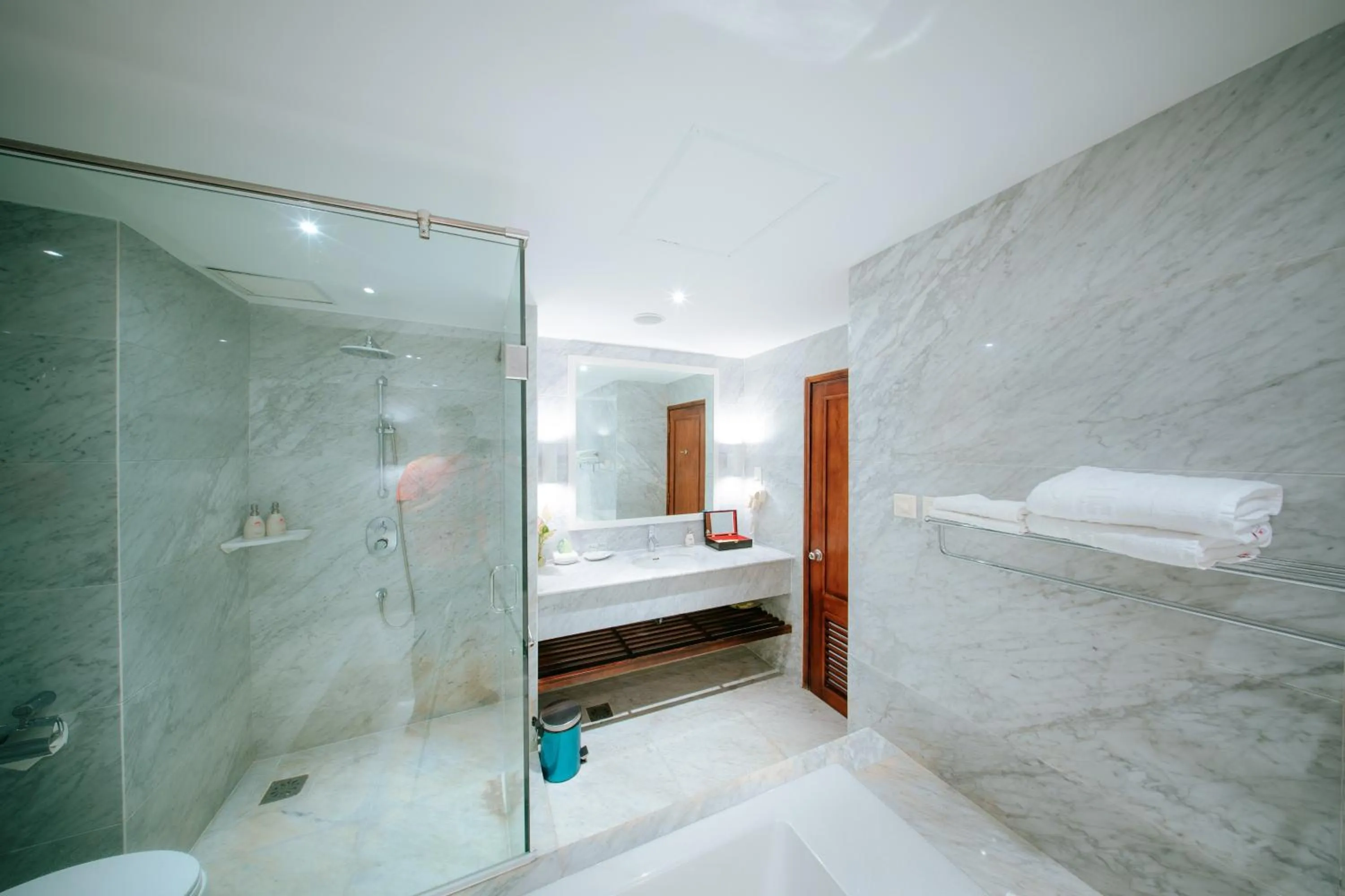 Bathroom, Bed in Petro Hotel
