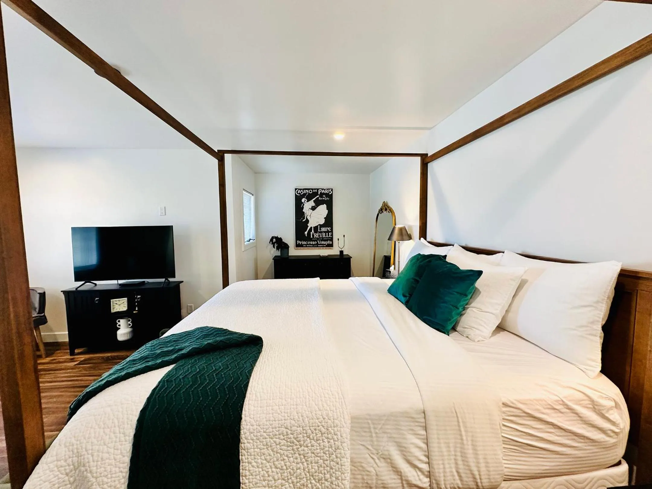 Bed in Bespoke Inn Flagstaff