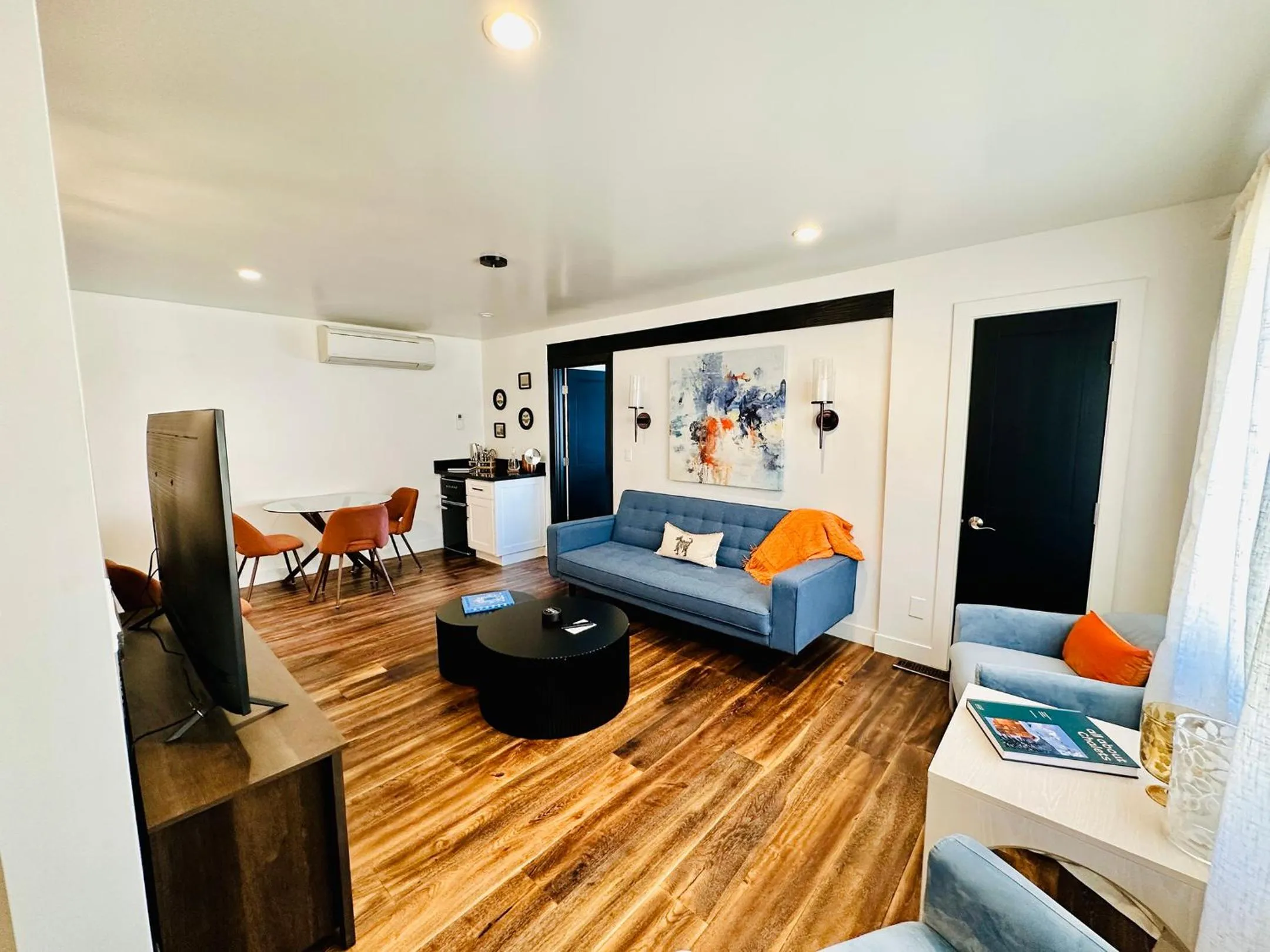 TV and multimedia in Bespoke Inn Flagstaff