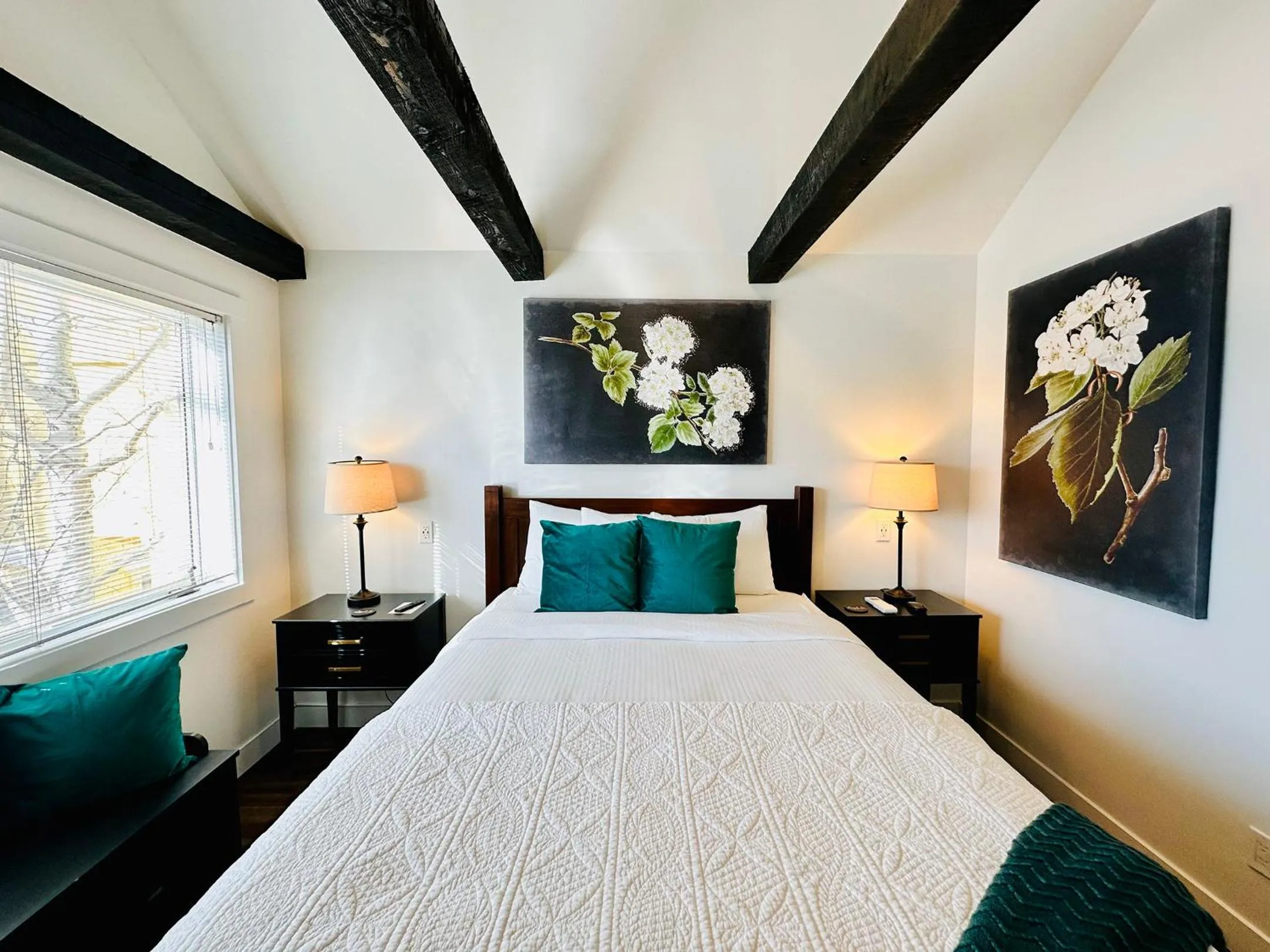 Bed in Bespoke Inn Flagstaff