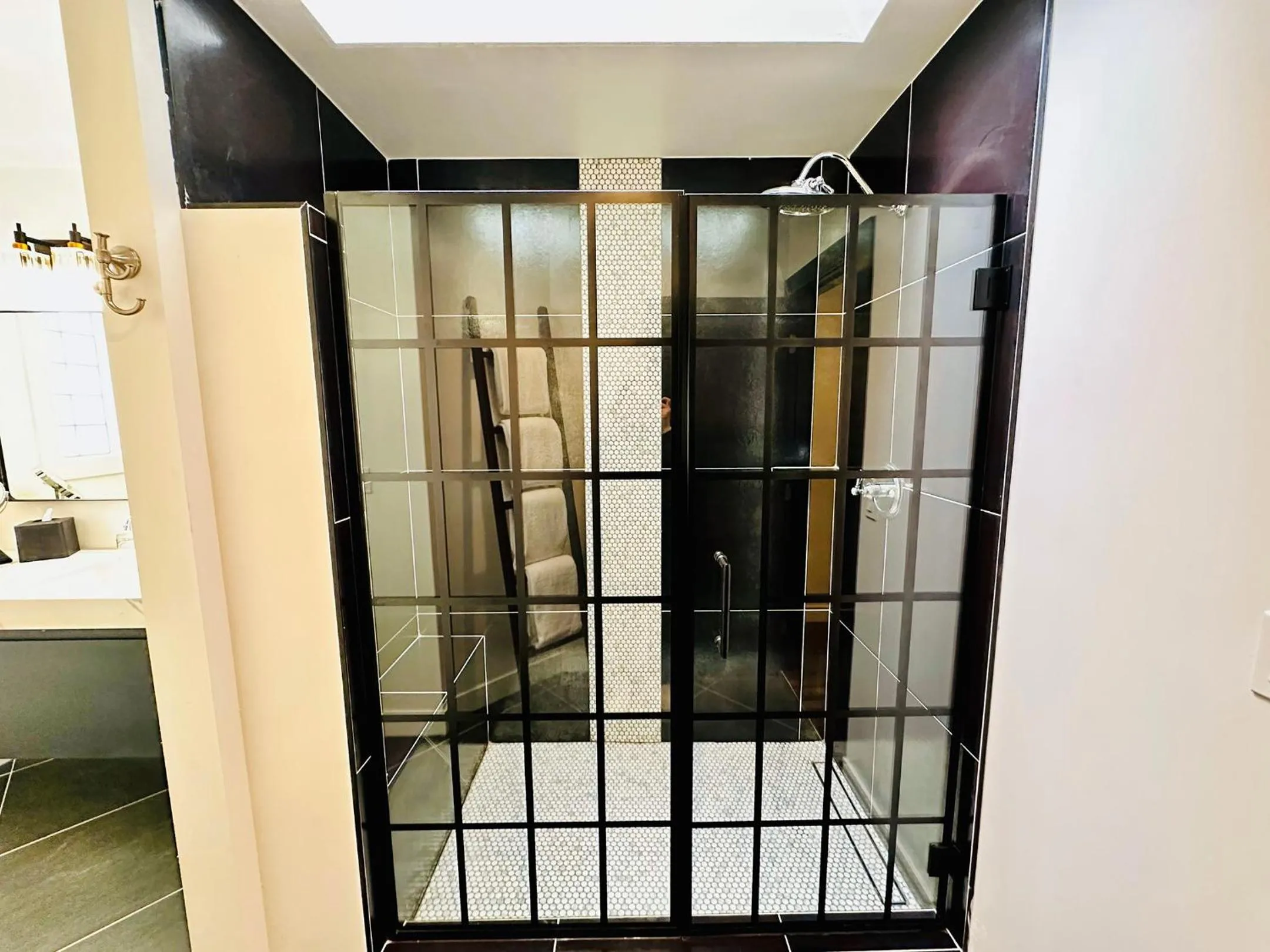 Shower in Bespoke Inn Flagstaff