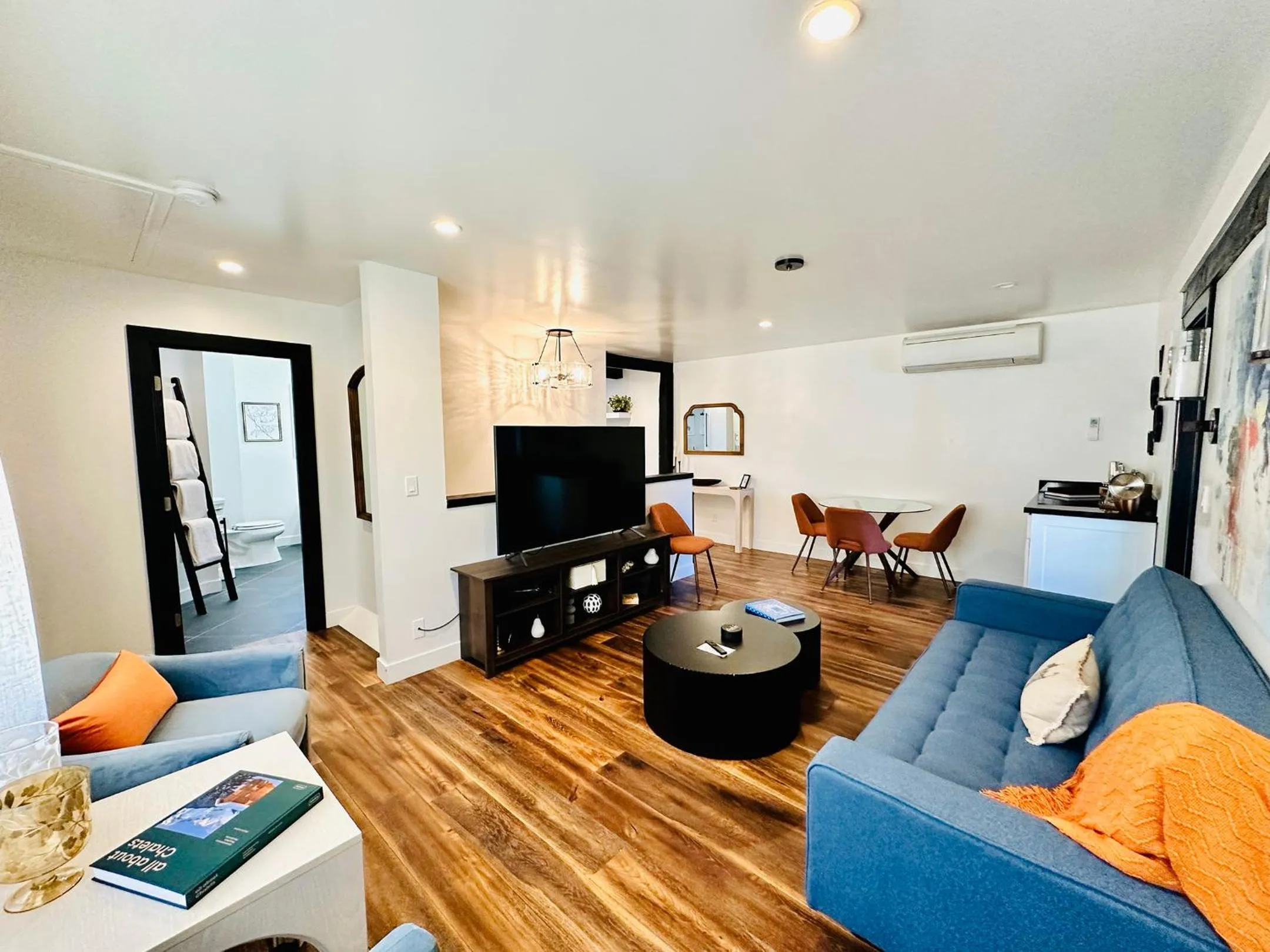 TV and multimedia in Bespoke Inn Flagstaff