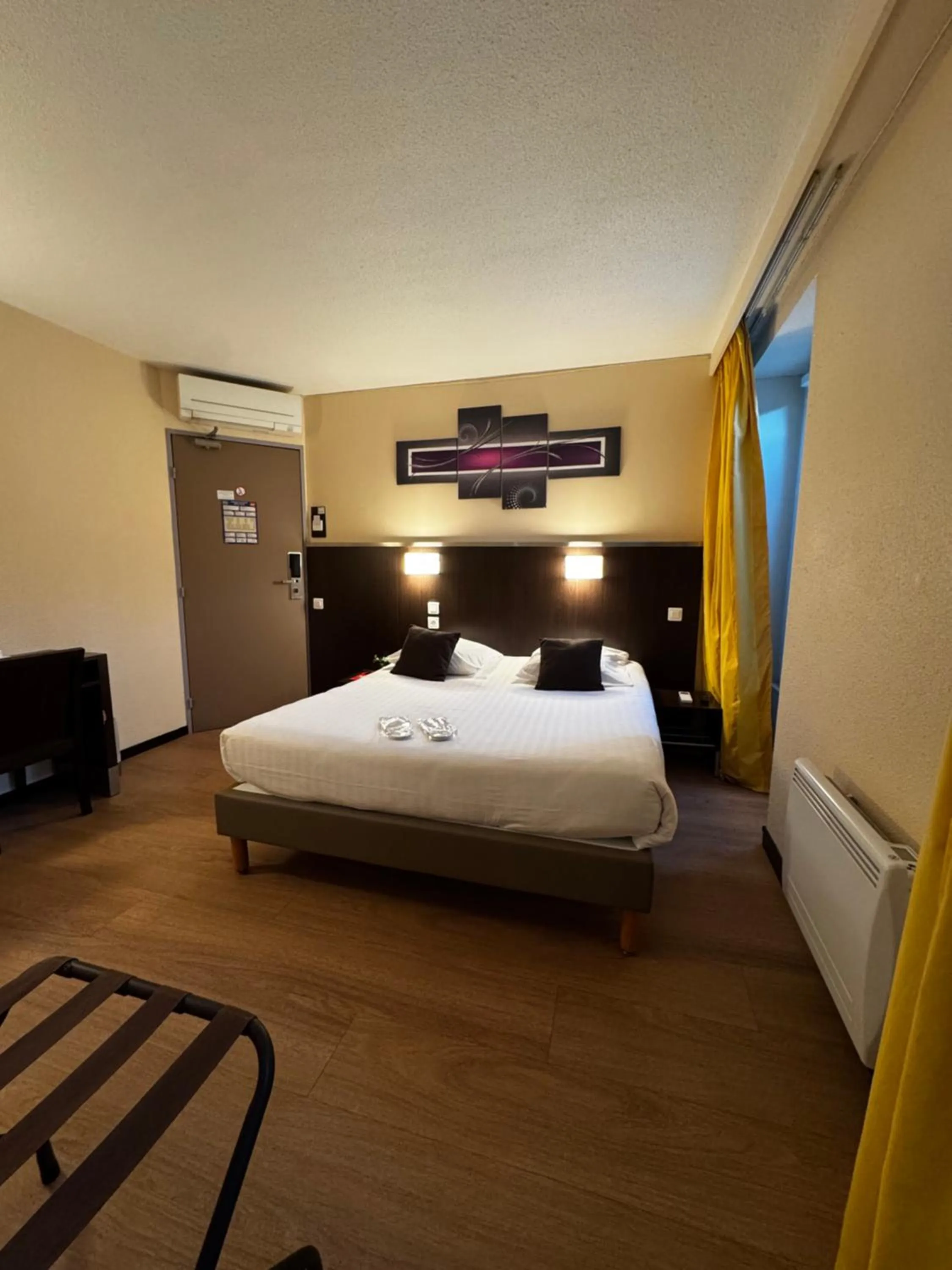 Bed in Hôtel Au Petit Caporal