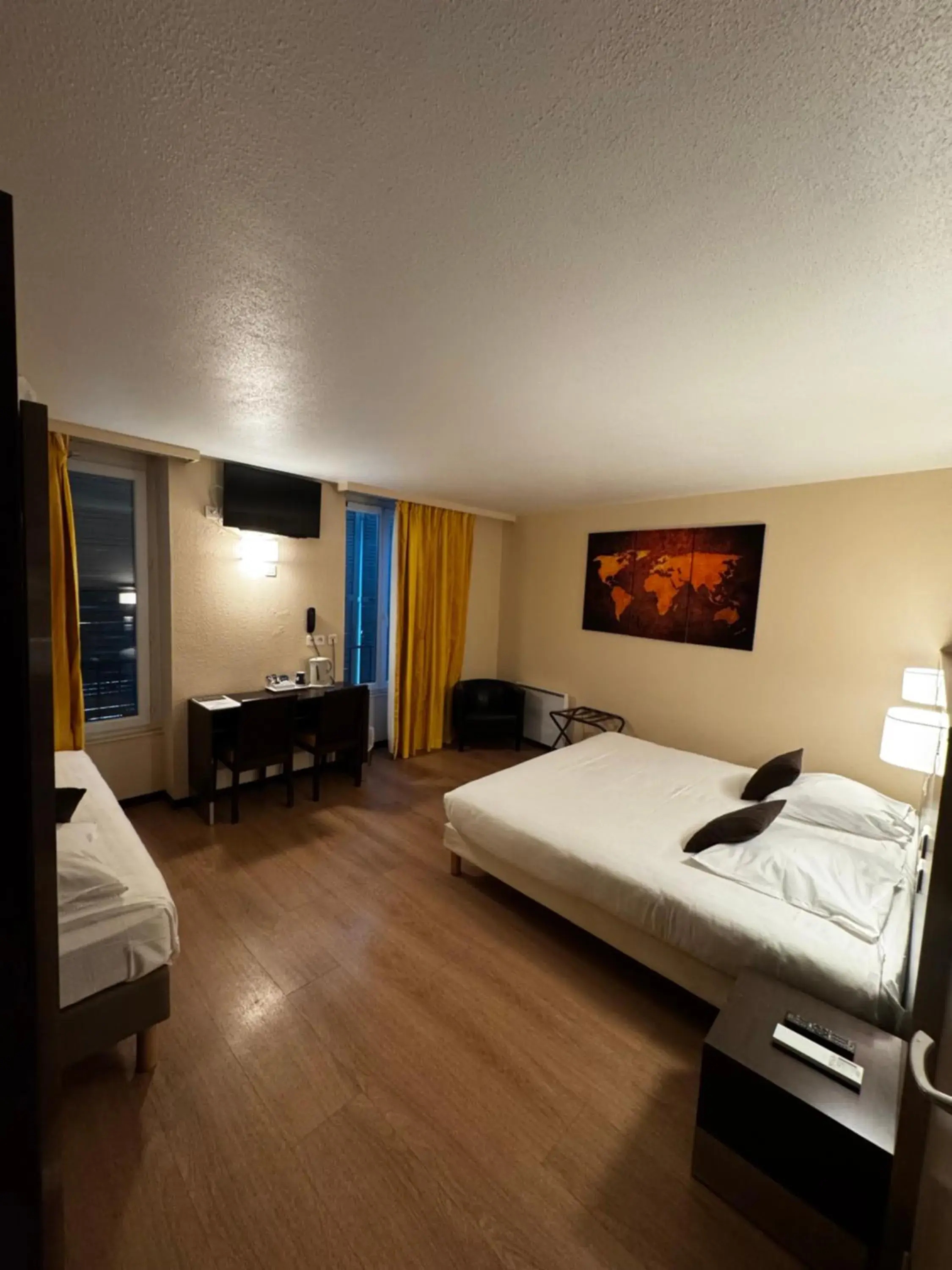 Triple Room in Hôtel Au Petit Caporal Triple Room in Hôtel Au Petit Caporal