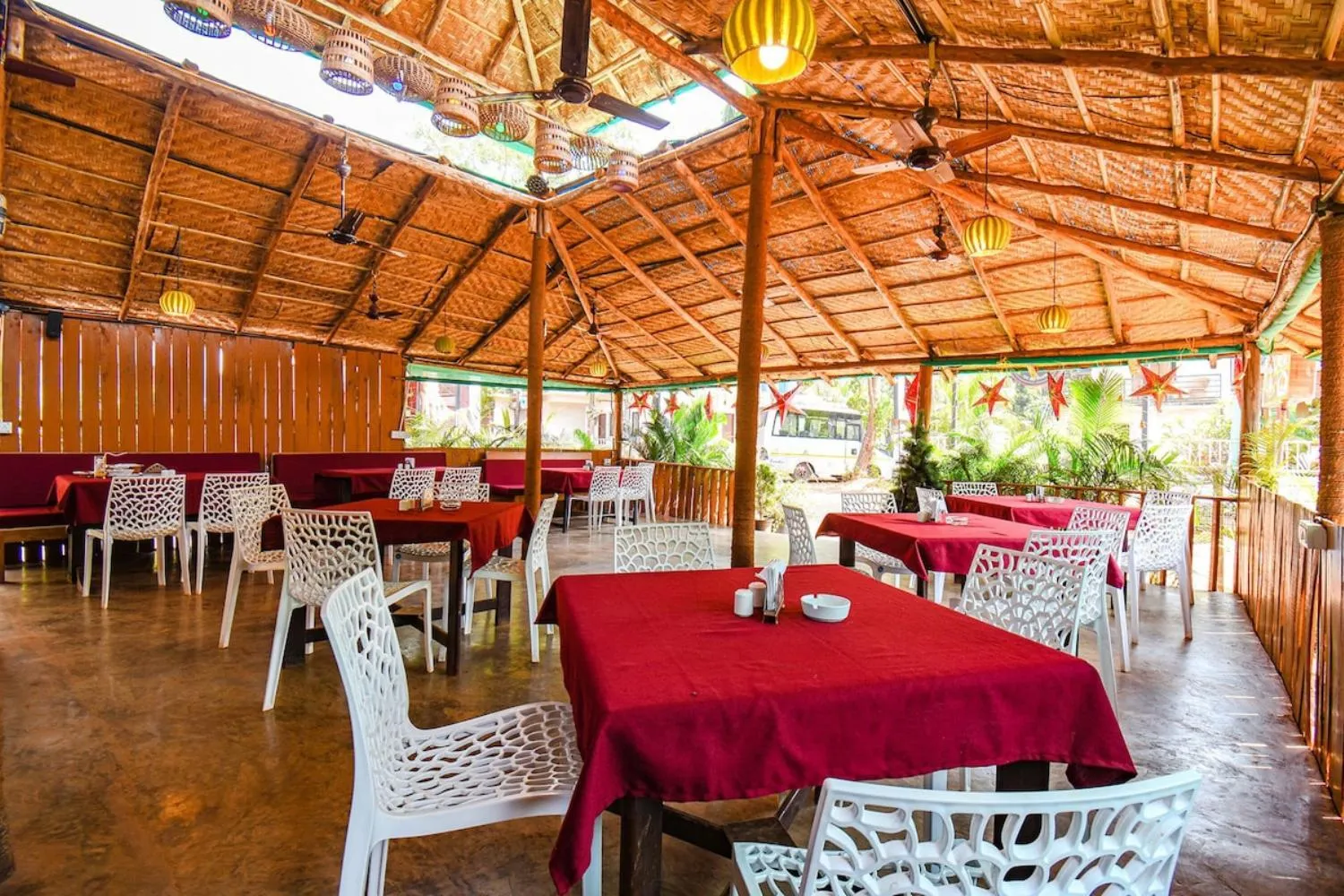 Restaurant/places to eat in YogiTree Beach Resort & Cafe - 100m from Morjim Beach