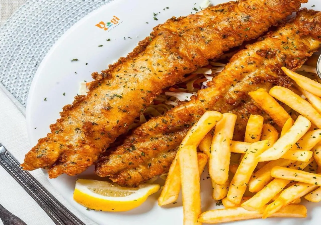 Restaurant/places to eat in YogiTree Beach Resort & Cafe - 100m from Morjim Beach