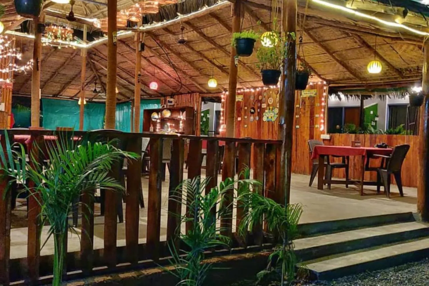 Restaurant/places to eat in YogiTree Beach Resort & Cafe - 100m from Morjim Beach