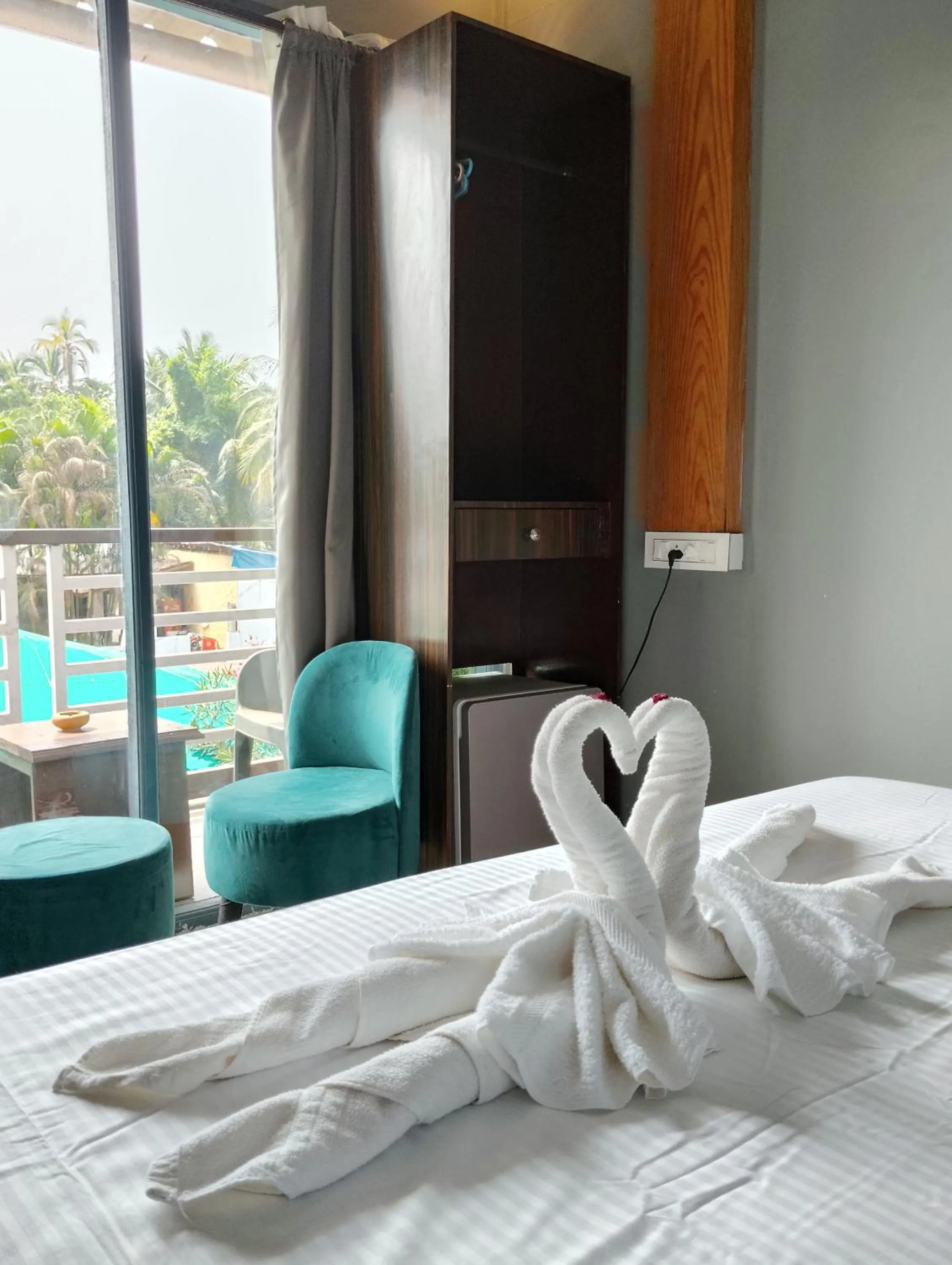 Bed in YogiTree Beach Resort & Cafe - 100m from Morjim Beach