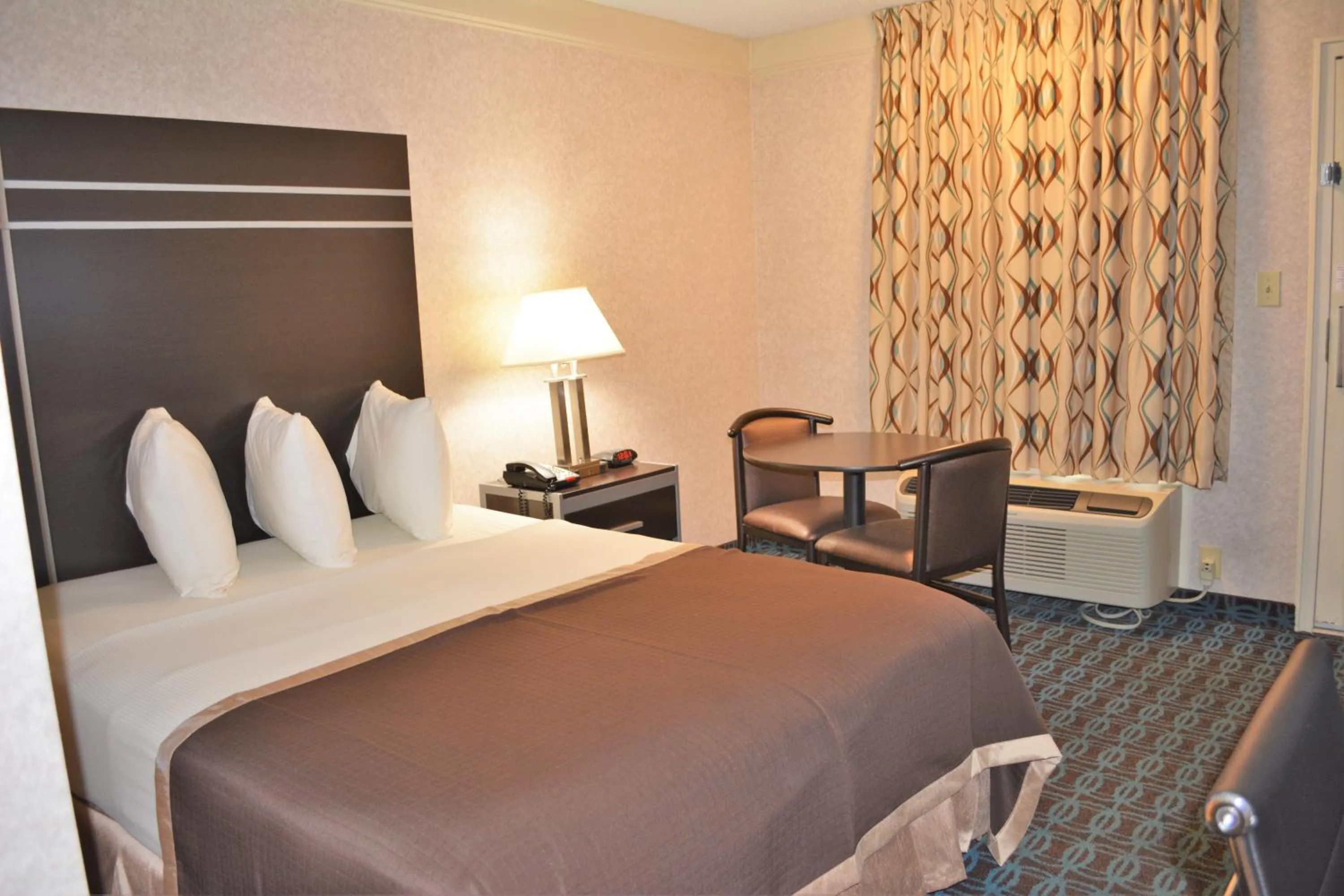 Bed in Deluxe Inn - Fayetteville I-95