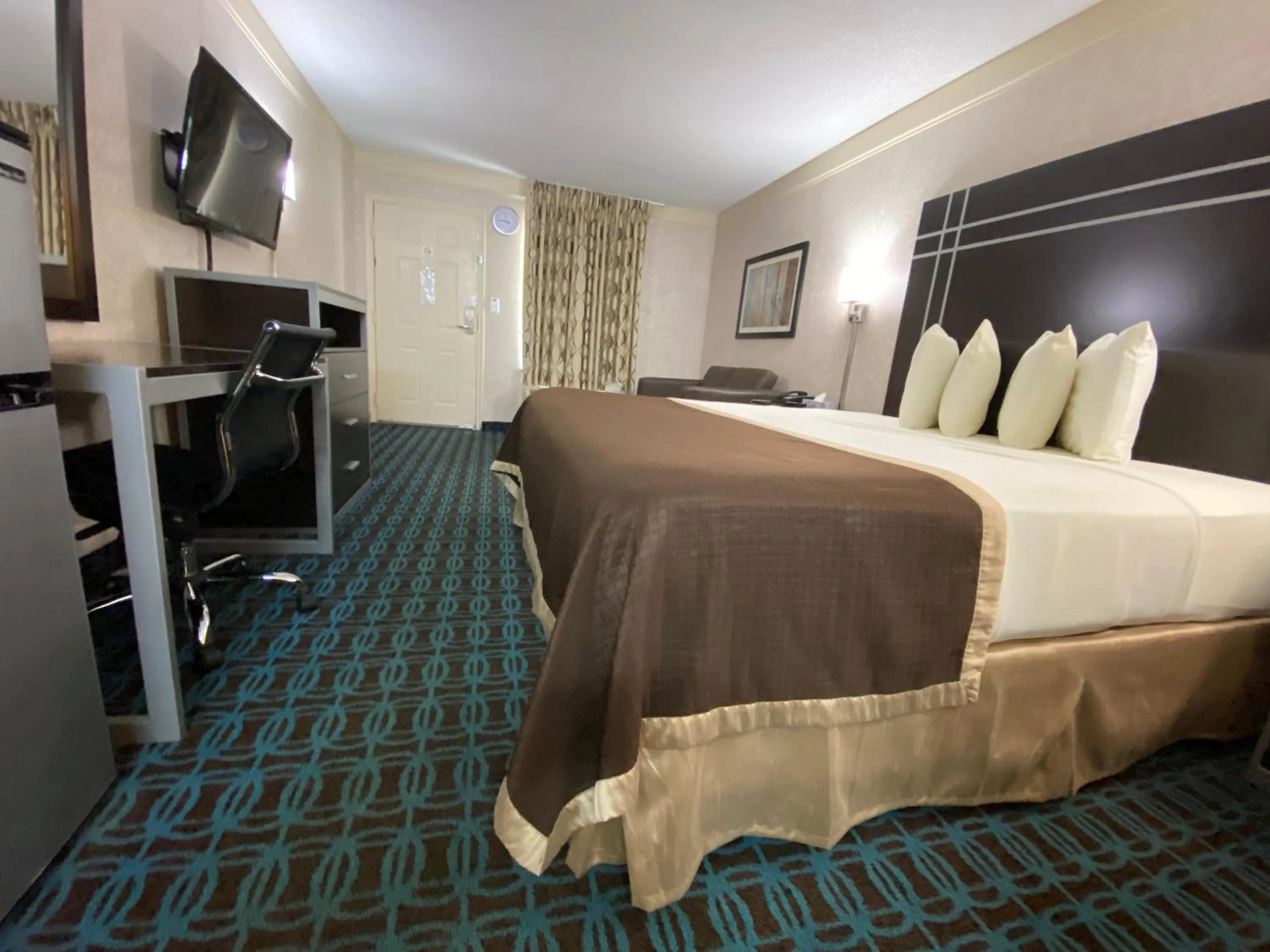 Bed in Deluxe Inn - Fayetteville I-95