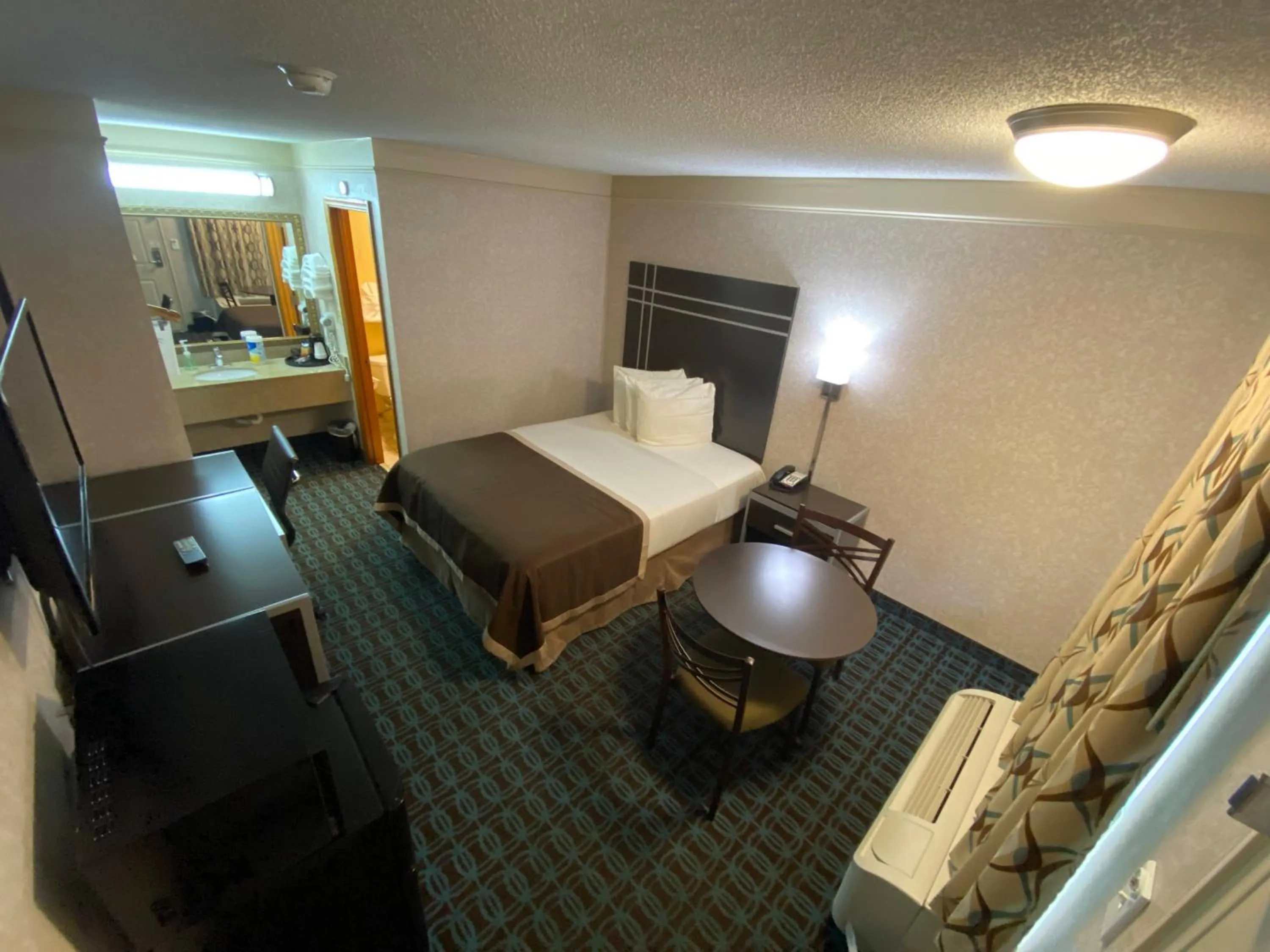 Bed in Deluxe Inn - Fayetteville I-95