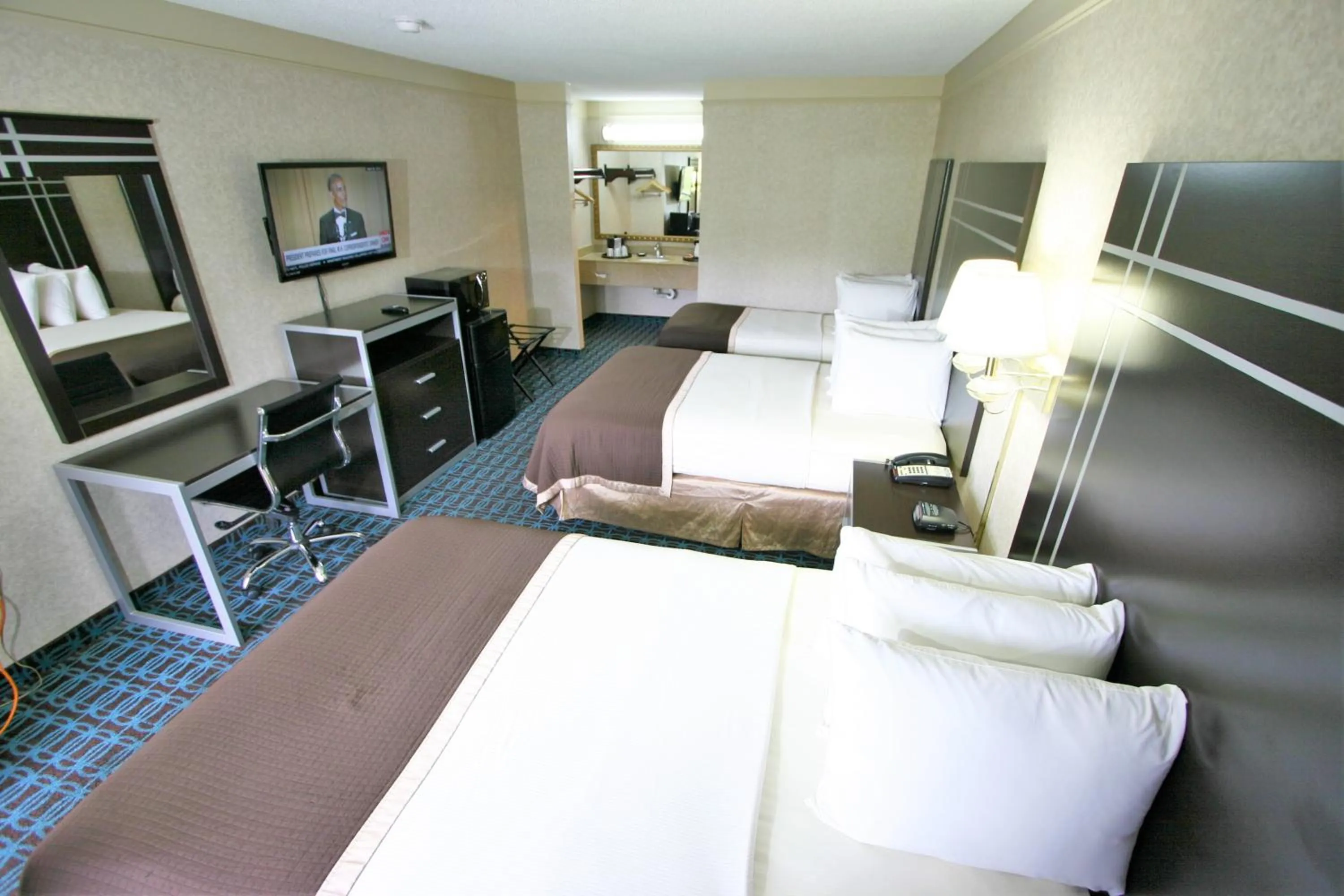 Photo of the whole room, Bed in Deluxe Inn - Fayetteville I-95
