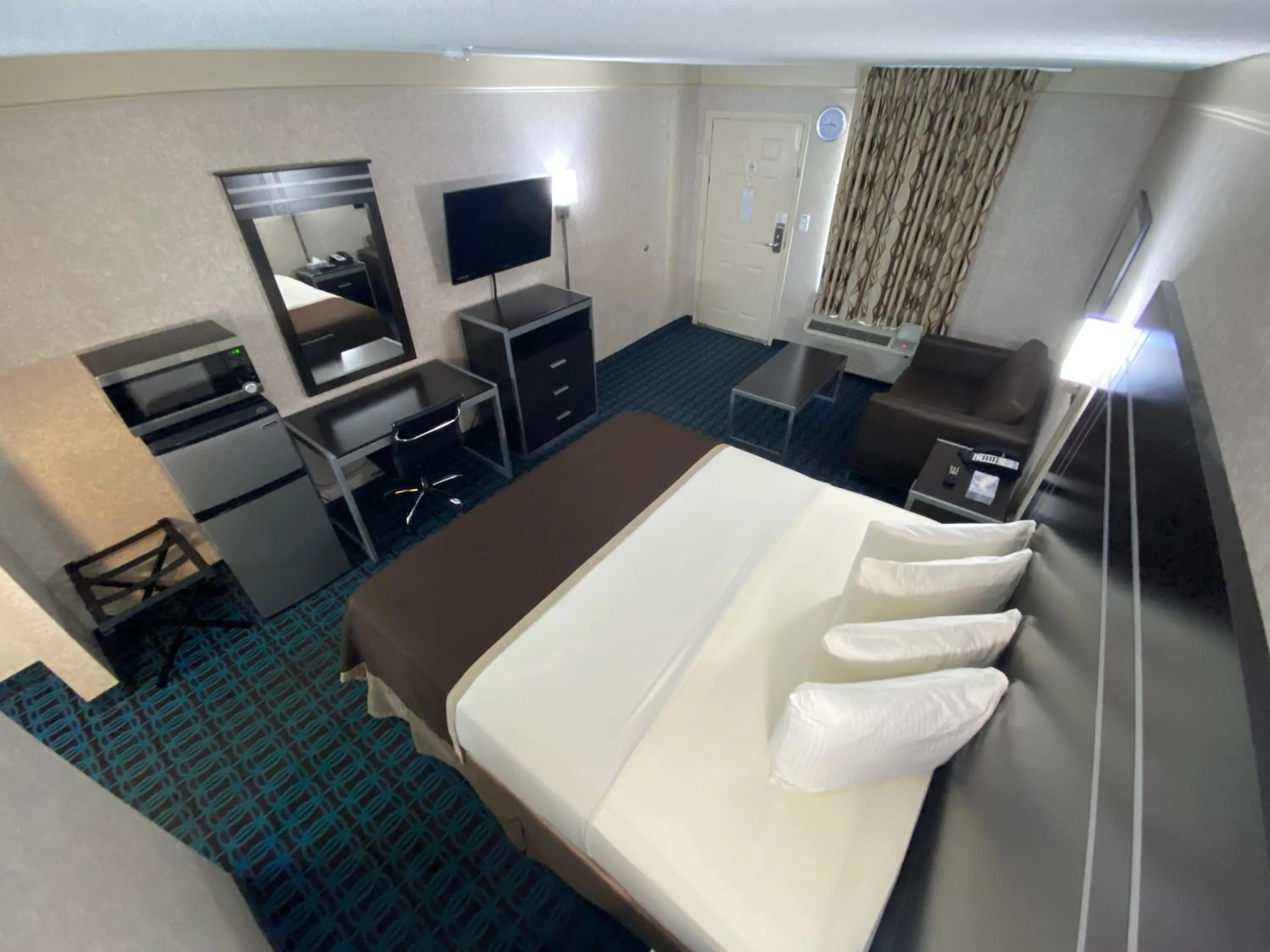 Bed in Deluxe Inn - Fayetteville I-95