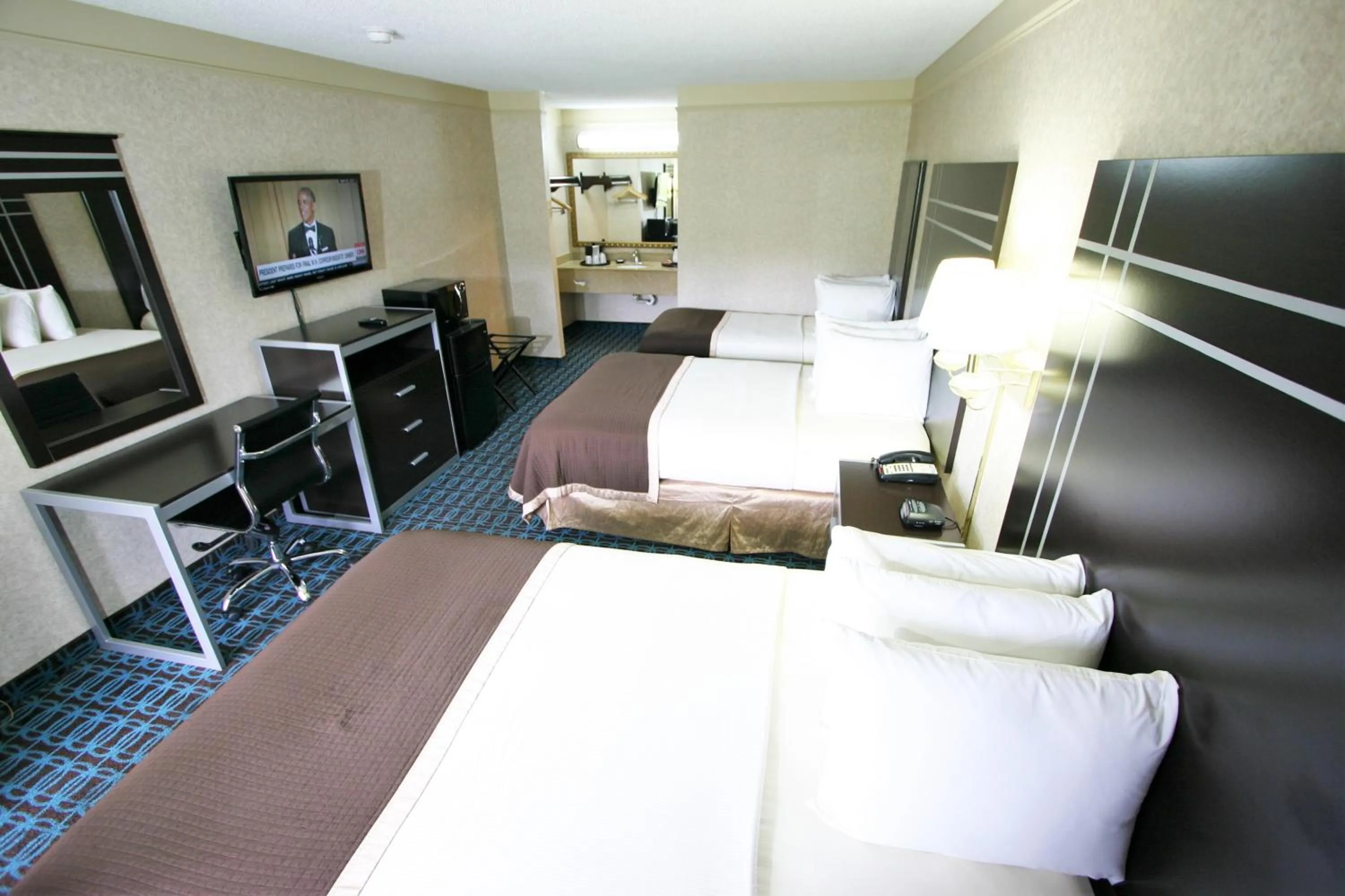 Photo of the whole room, Bed in Deluxe Inn - Fayetteville I-95