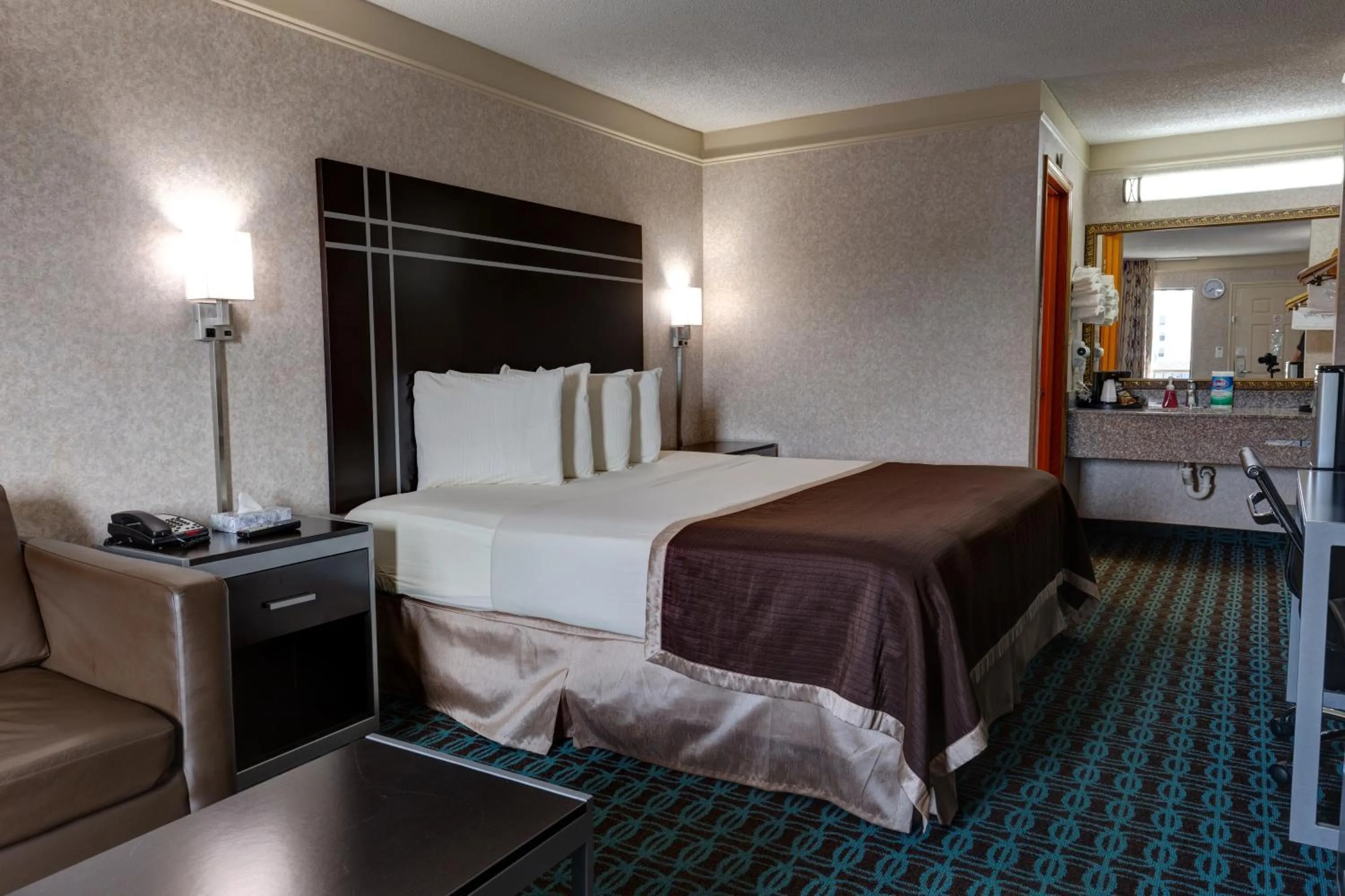 Bed in Deluxe Inn - Fayetteville I-95